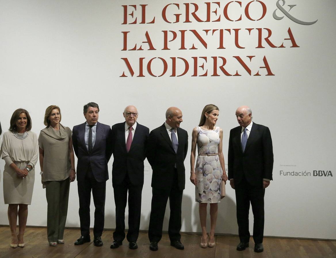 Primer acto en solitario de la reina Letizia. La alcaldesa de Madrid, Ana Botella; la secretaria general del PP, María Dolores de Cospedal; el presidente de la Comunidad de Madrid, Ignacio González, el ponente de la Constitución, José Pedro Pérez Llorca; el ministro de Educación, Cultura y Deporte, José Ignacio Wert, la reina Letizia y el presidente del BBVA, Francisco González (d).