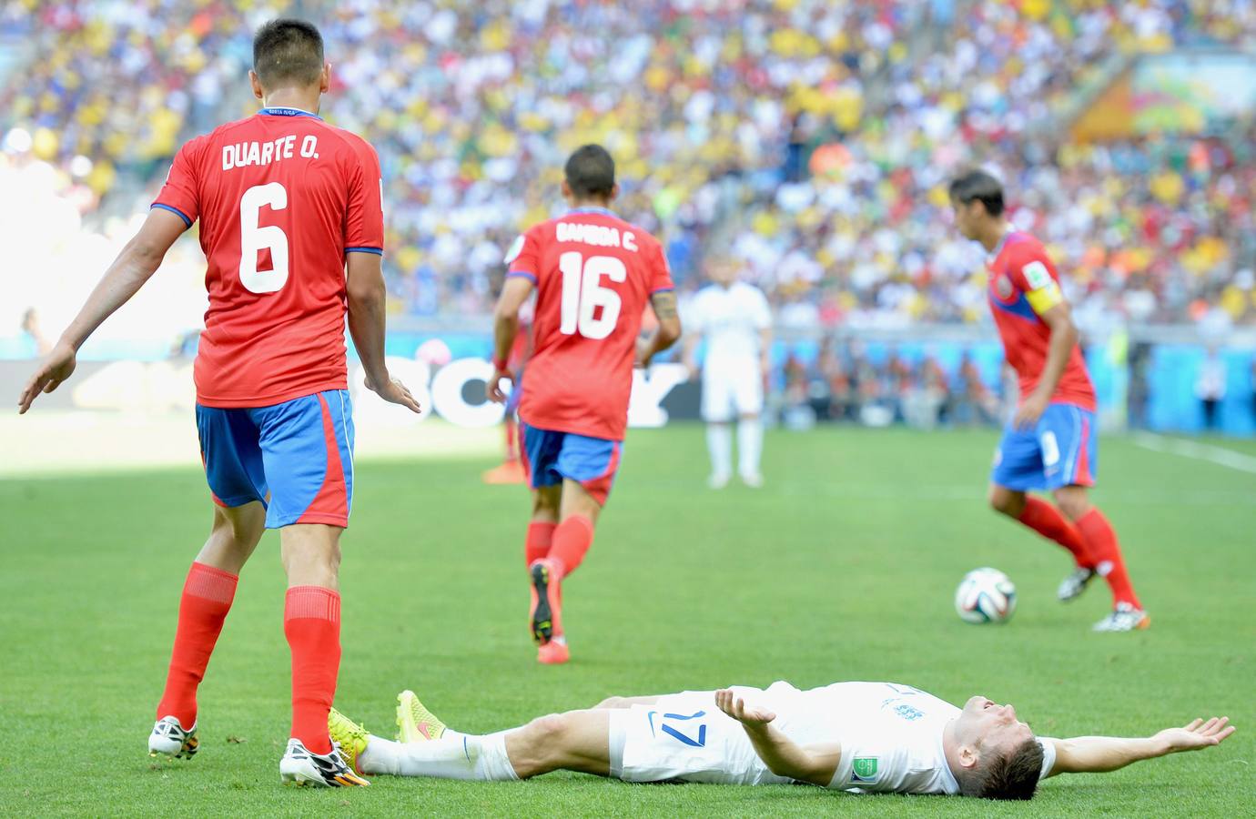 James Milner se queja de una falta sobre el césped.