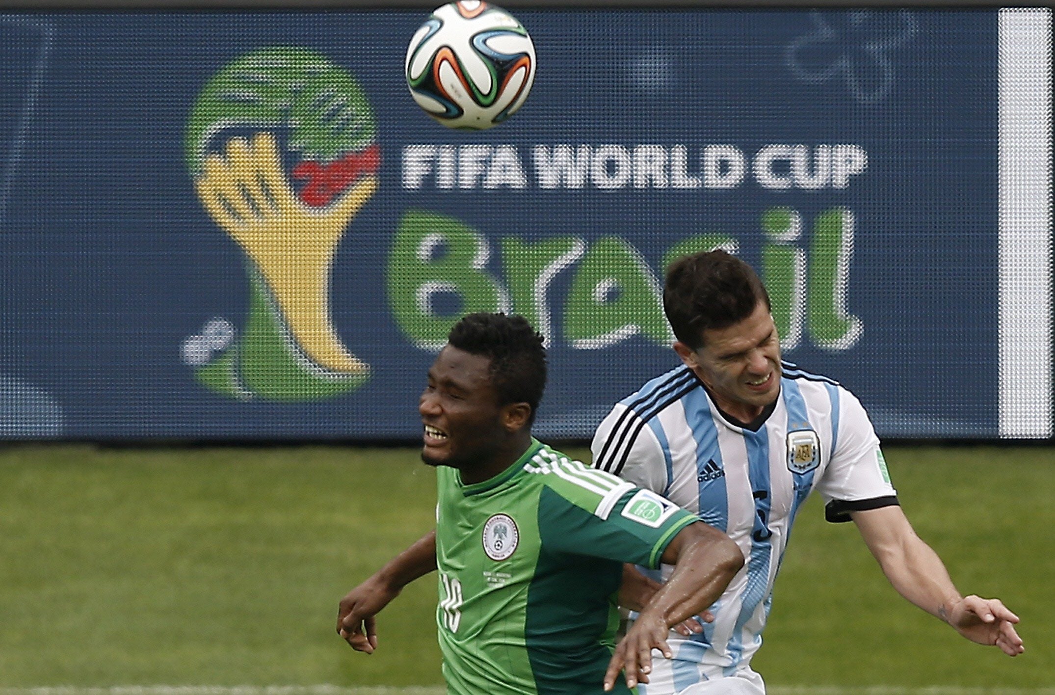 Obi Mikel (i) y Gago pelean por un balón en el centro del campo.