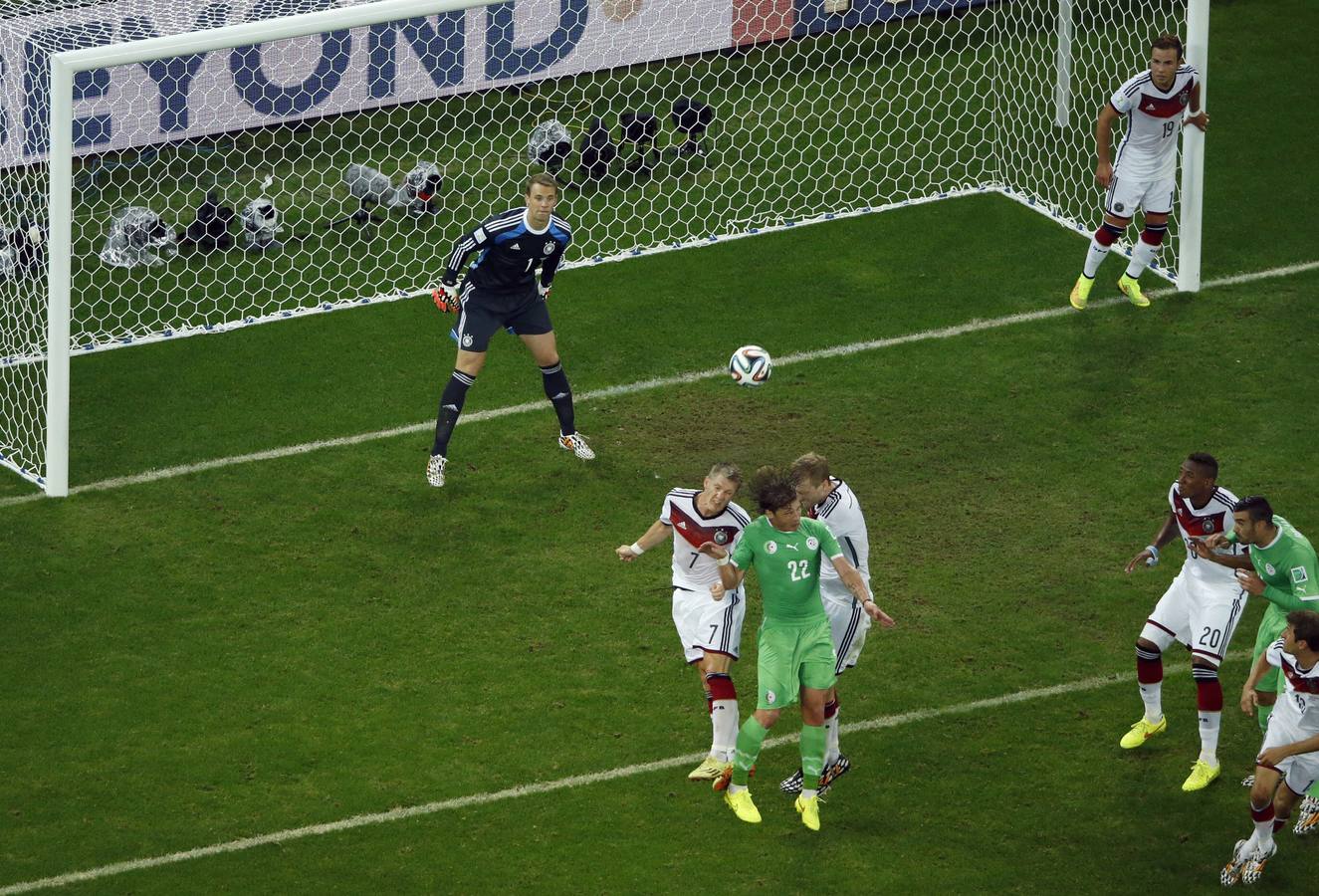 Lucha por el balón en elárea alemana.