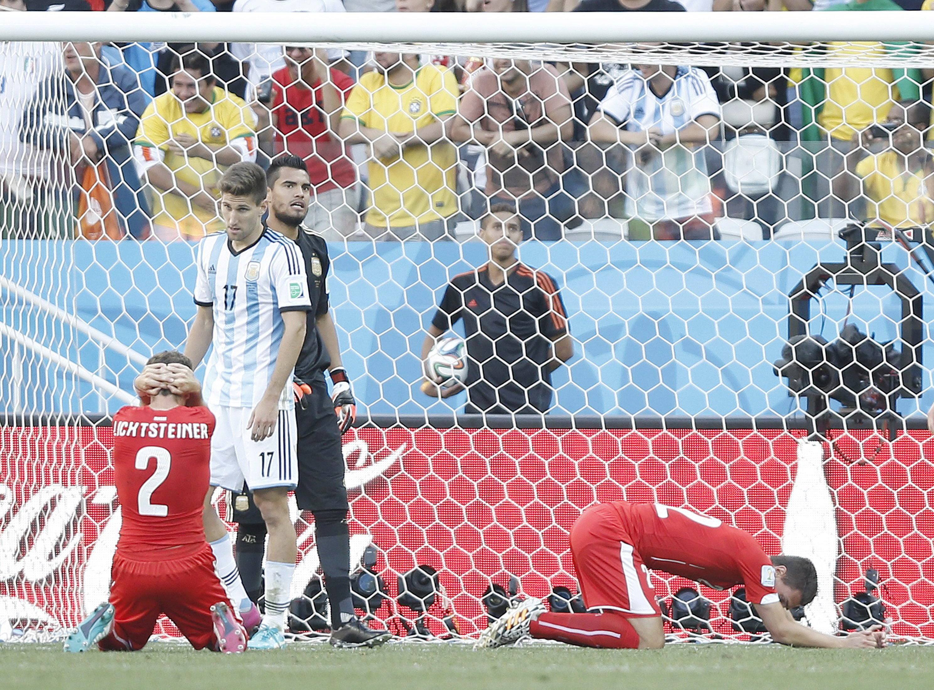 Jugadores suizos se lamentan tras fallar una ocasión de gol.