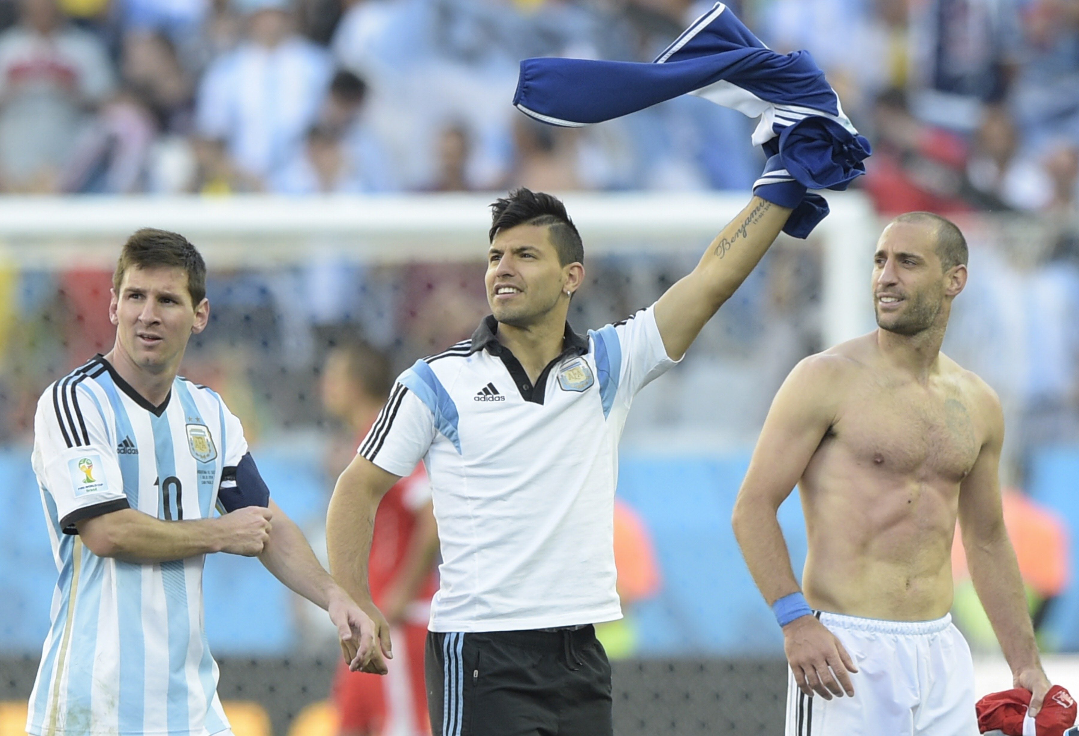 Messi (i) y Agüero (c) celebran la victoria de Argentina.