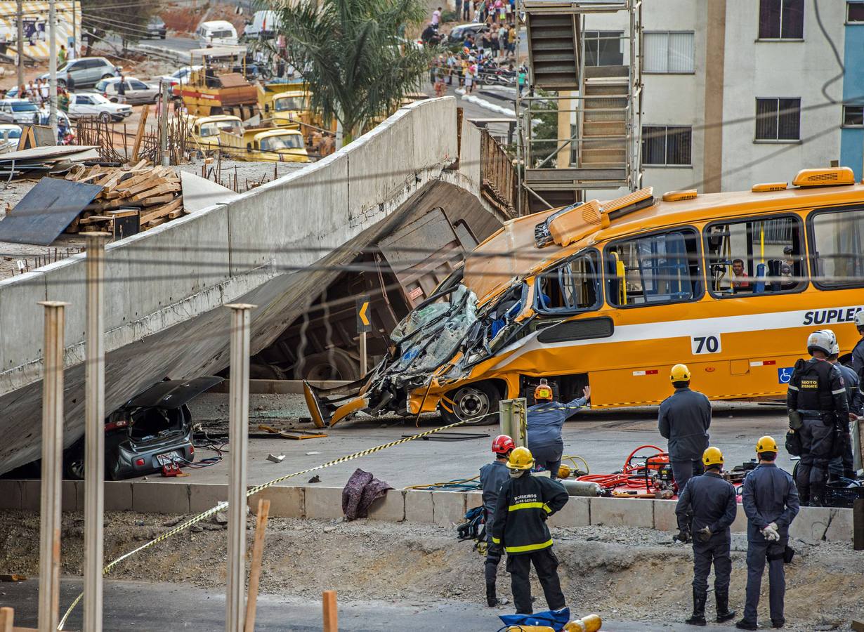 Derrumbe de un viaducto en Belo Horizonte