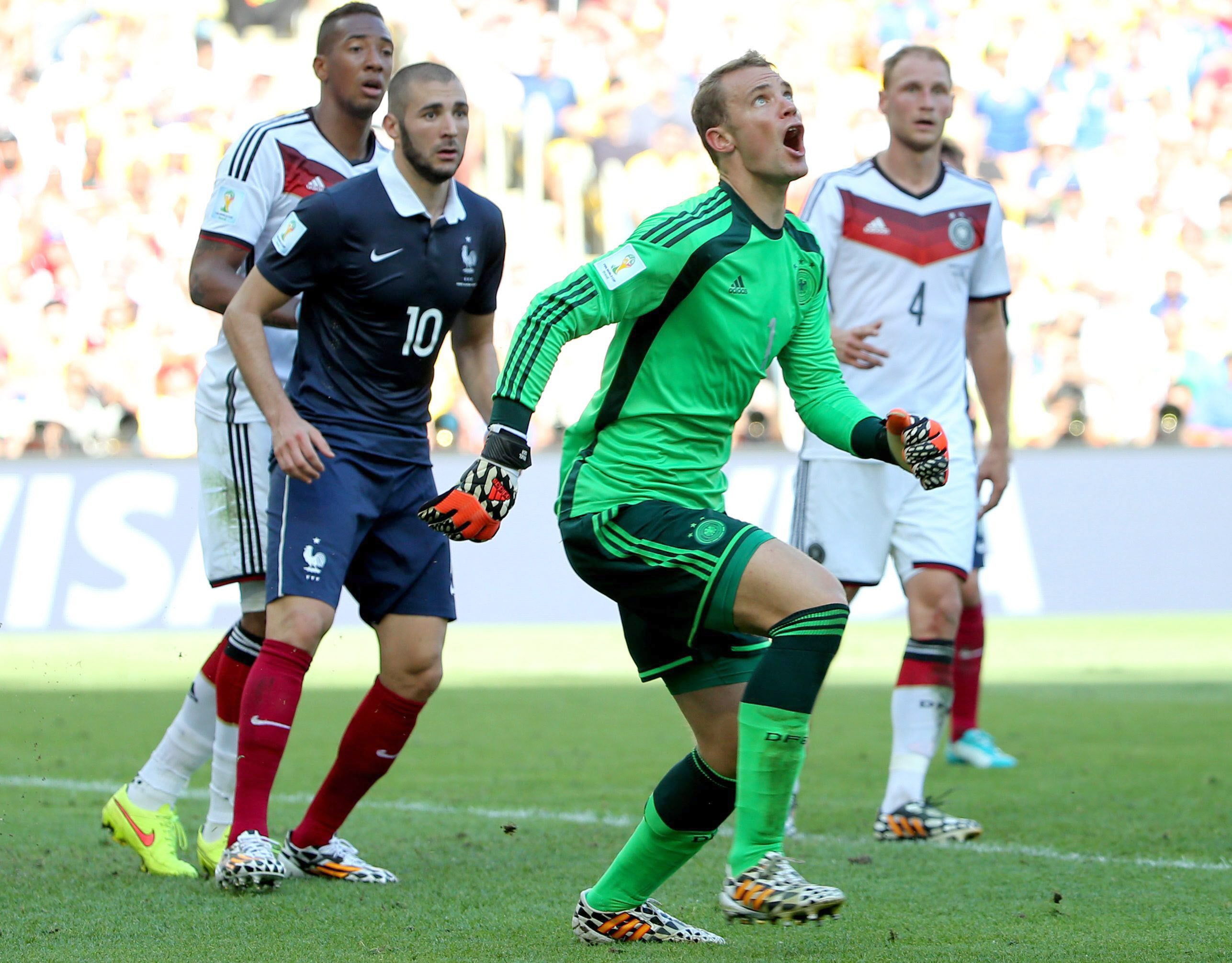 El portero alemán, Manuel Neuer, se dispone a atrapar un balón ante el delantero francés Benzema.