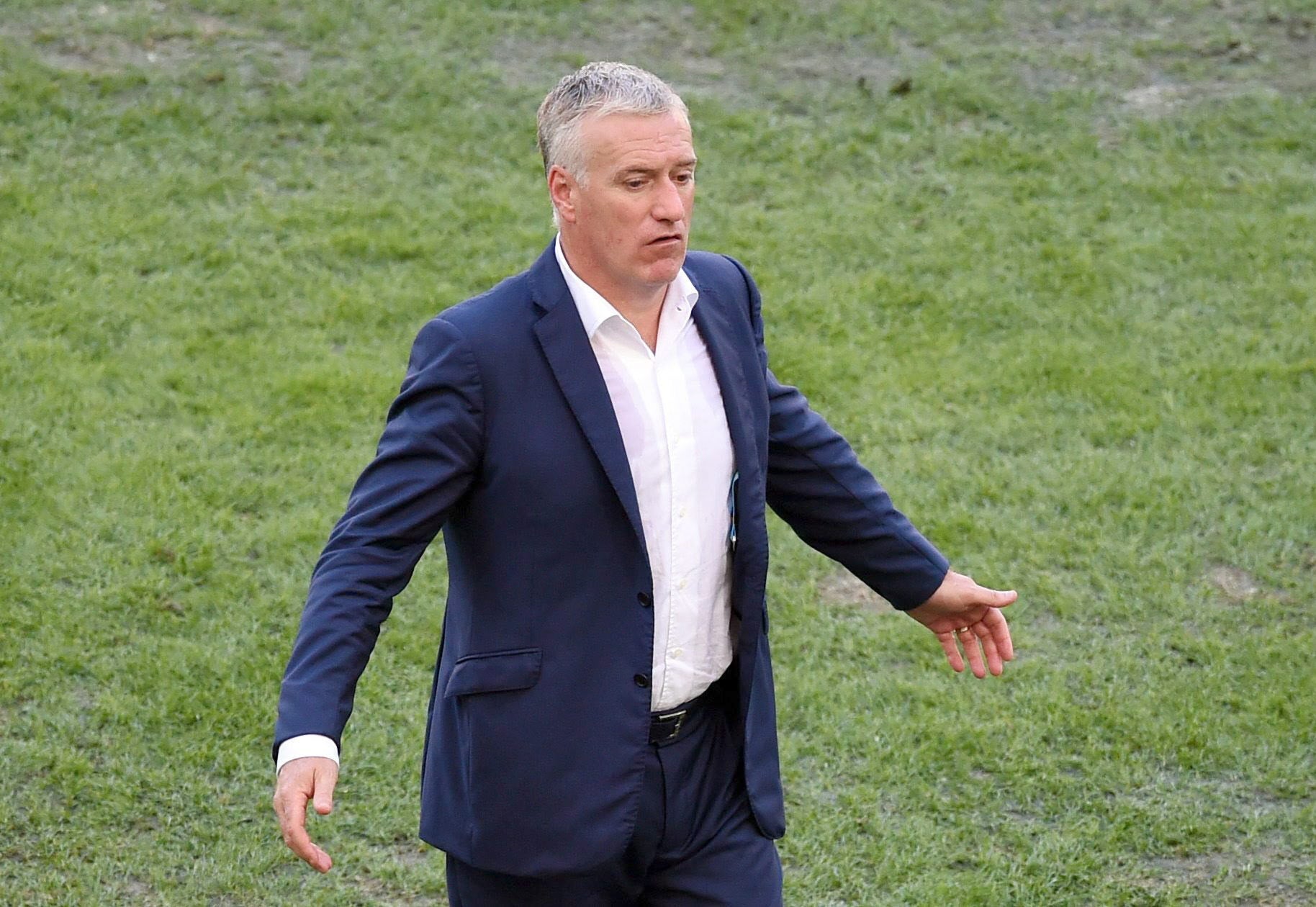 Didier Deschamps, técnico francés, se lamenta por una ocasión fallada.