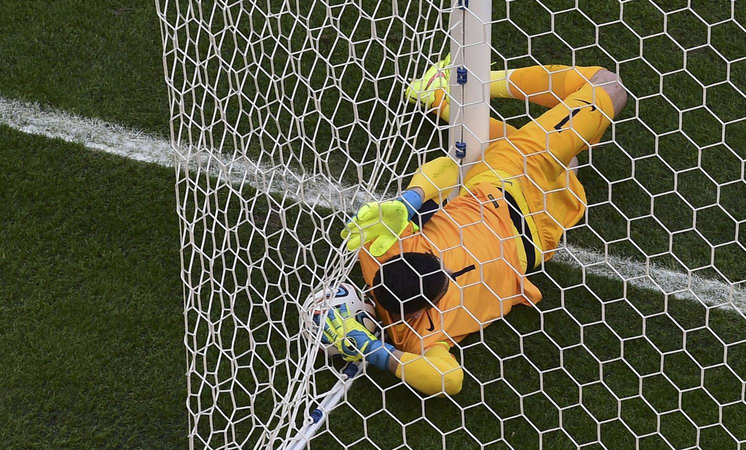 Lloris, tendido dentro de la portería junto al balón.