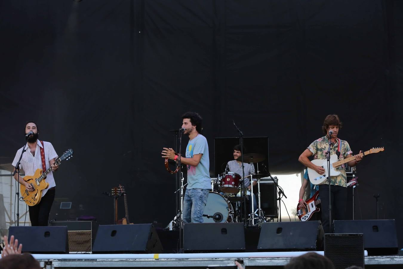 84 sobre el escenario.