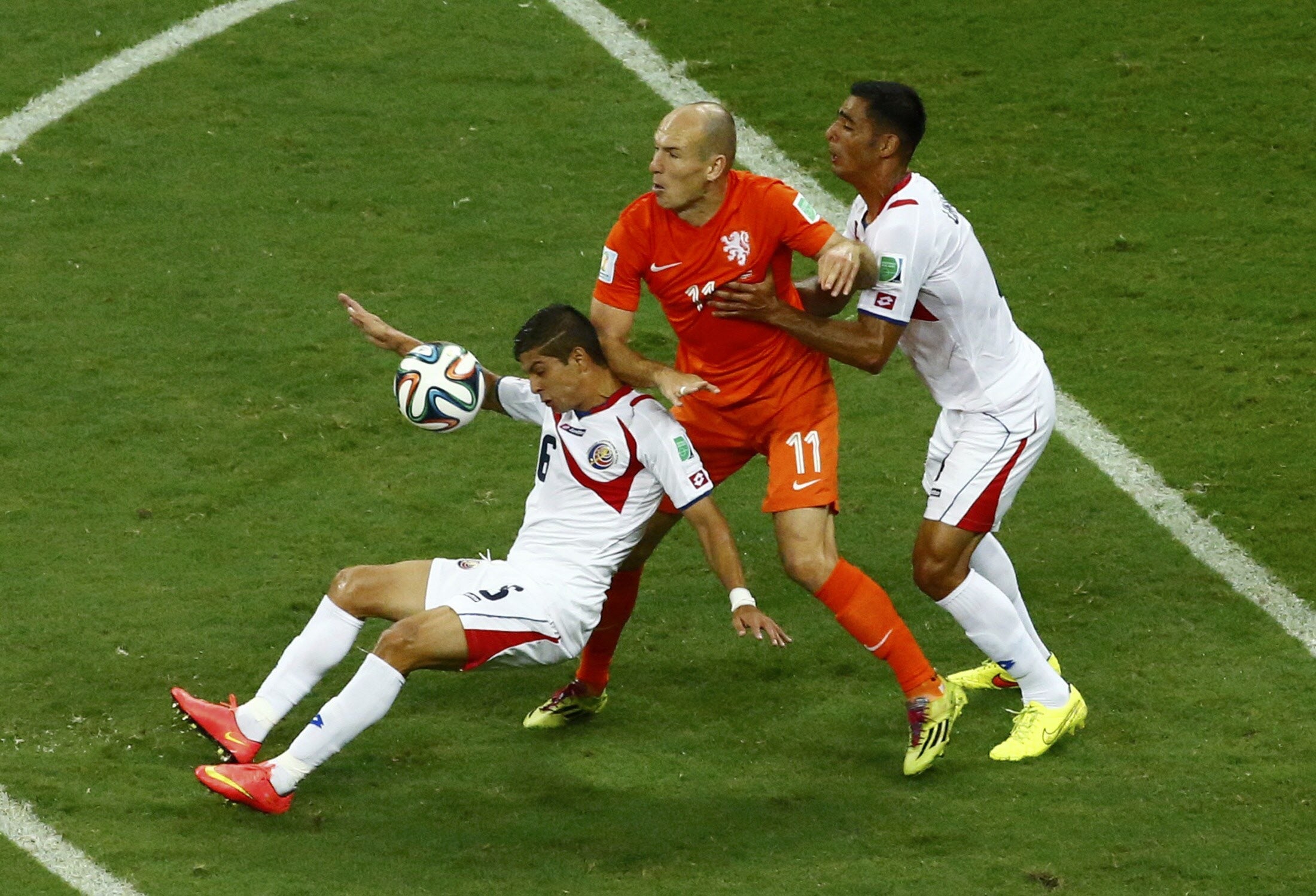 Gamboa (i) y Umaña (d) tratan de evitar que Arjen Robben controle el balón.