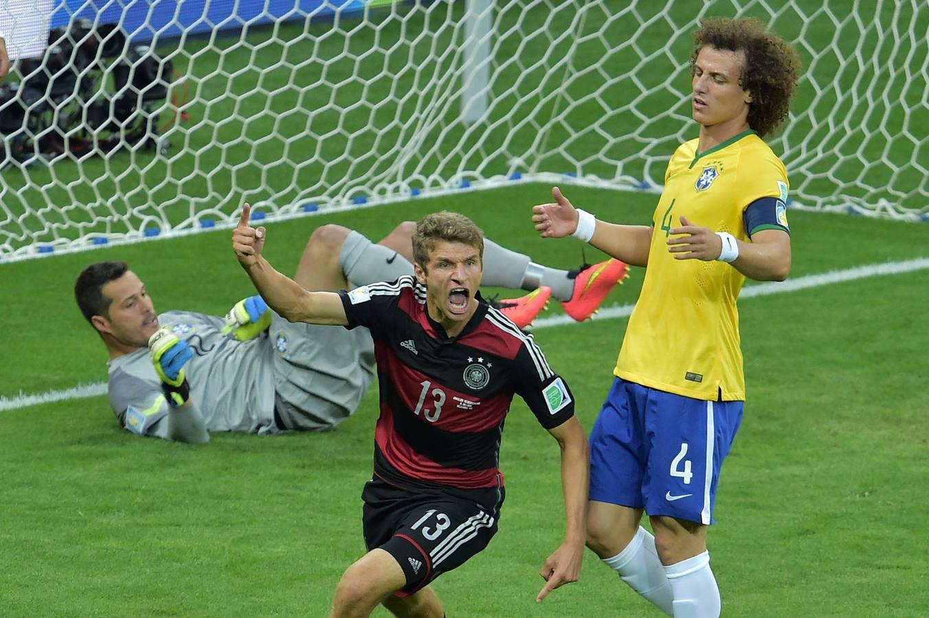 Müller celebra su gol con rabia.