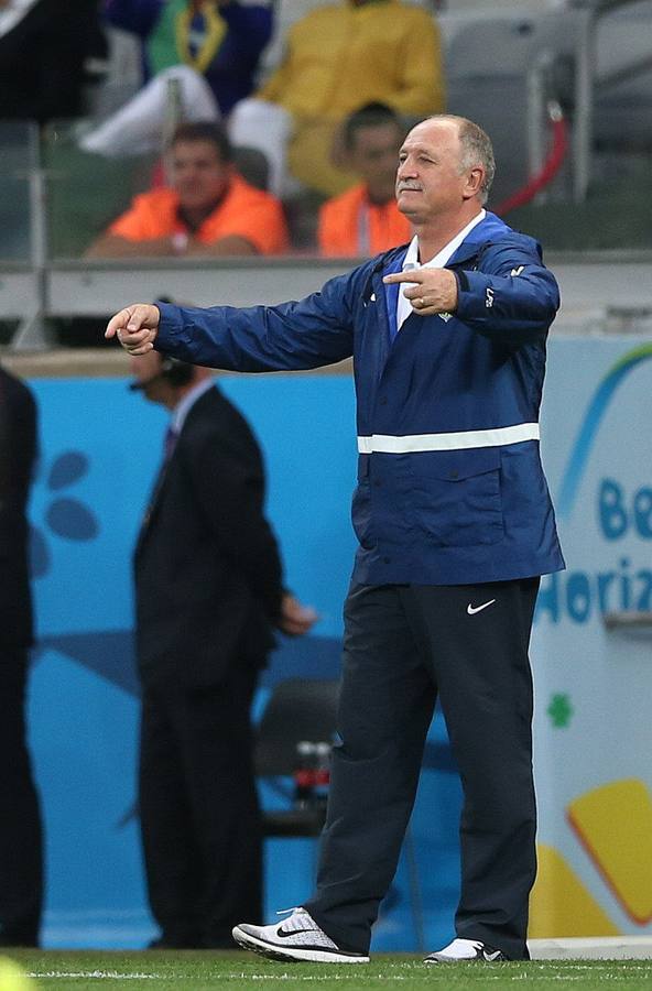 Scolari intenta ordenar a sus hombres.