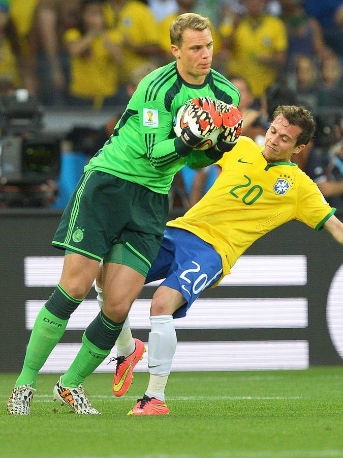 Neuer detiene un balón.