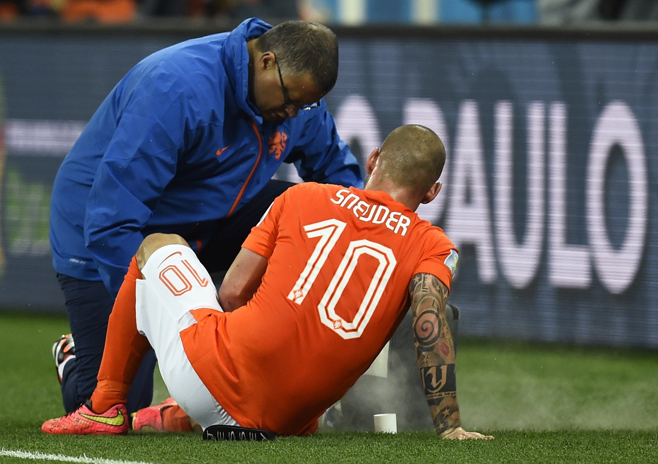 Sneijder, atendido por los servicios médicos holandeses.