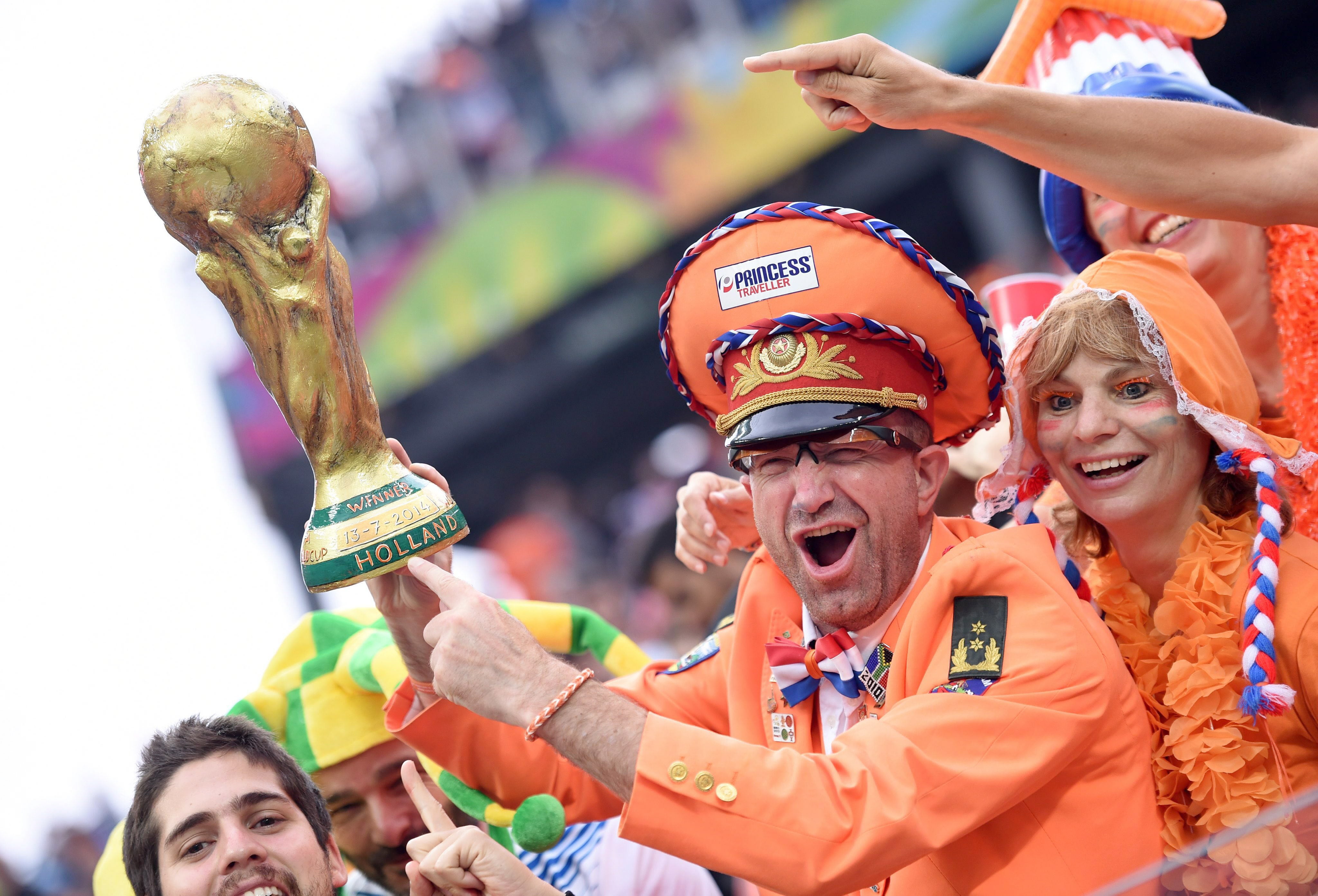 Aficionados holandeses animan a su selección.