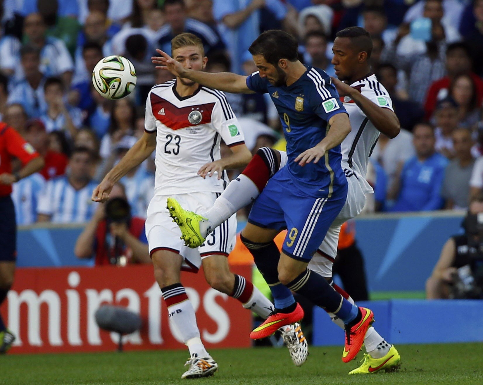 Higuaín (c) lucha un balón con Kramer y Boateng.