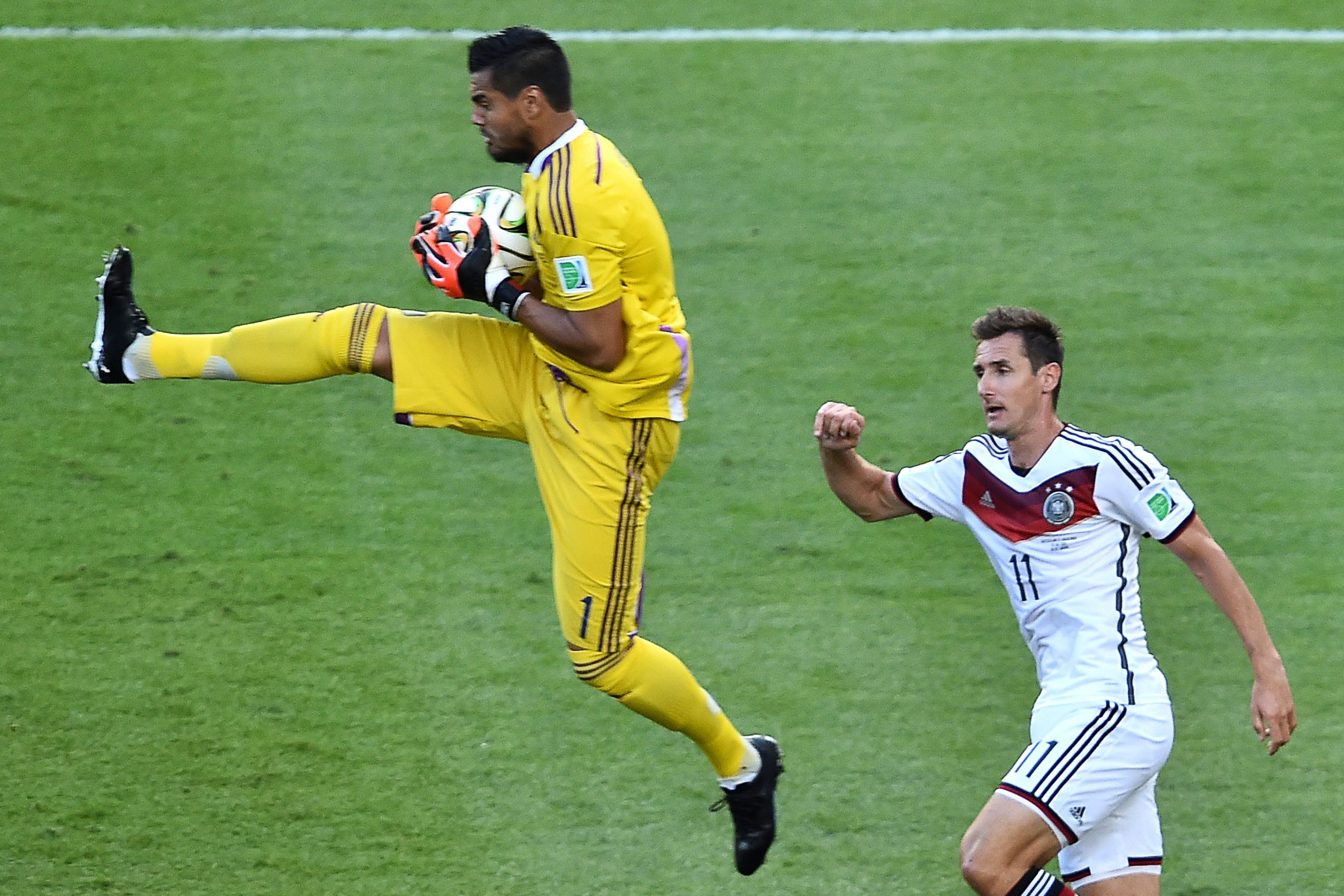 Romero intercepta un balón ante la mirada de Klose.