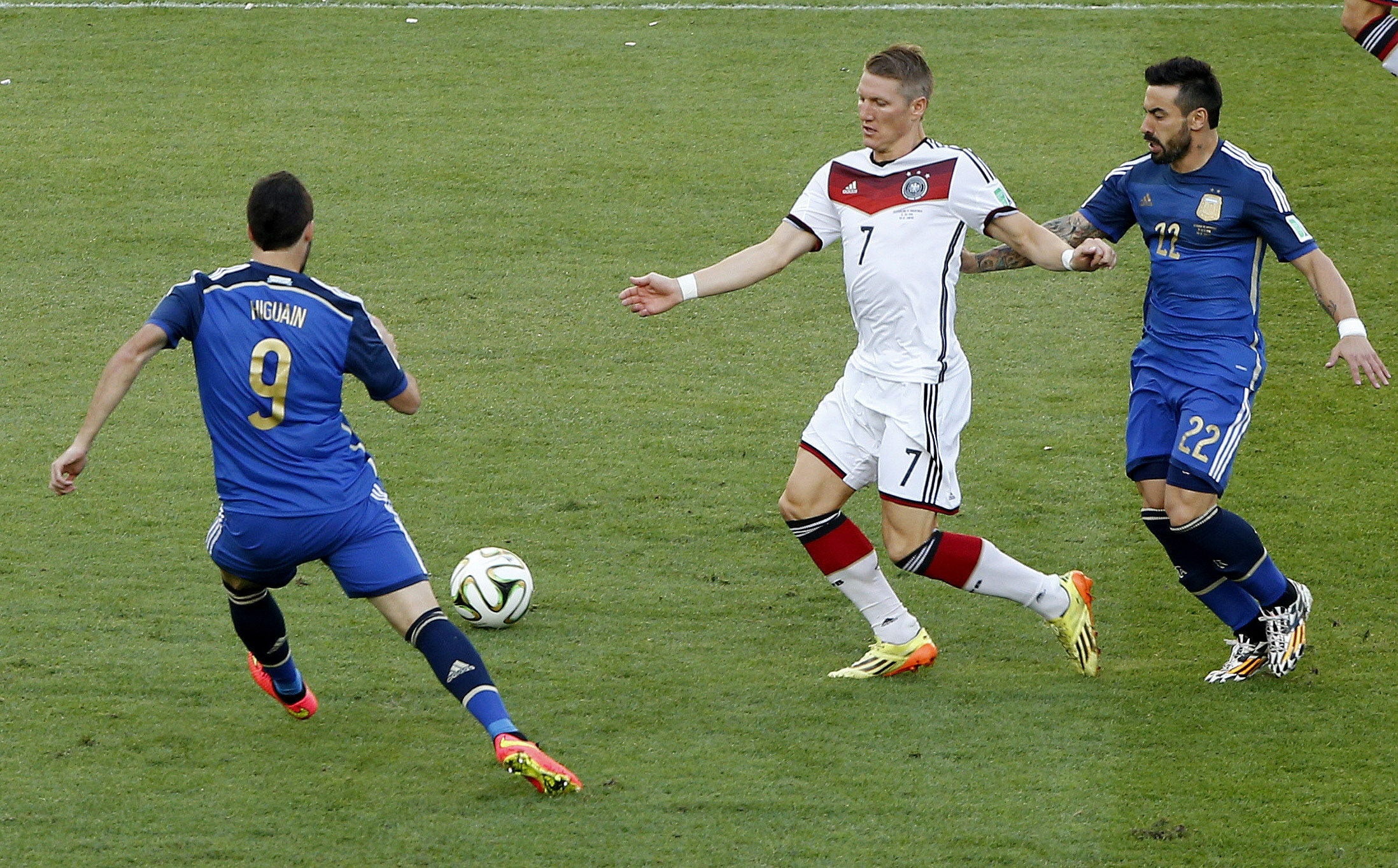 Huguaín pelea un balón con Schweinsteiger.