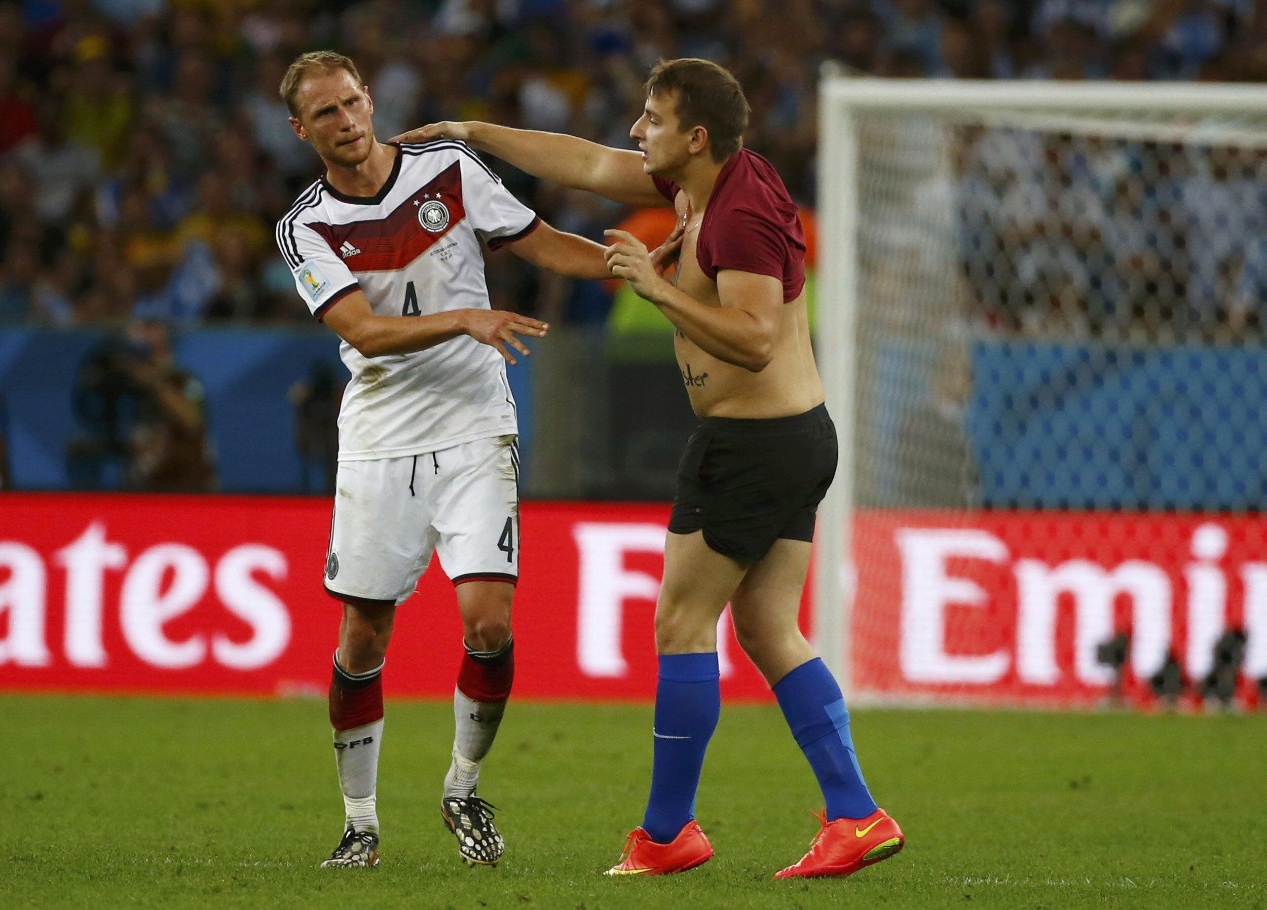 Höwedes evita a un espontáneo que saltó al terreno de juego.