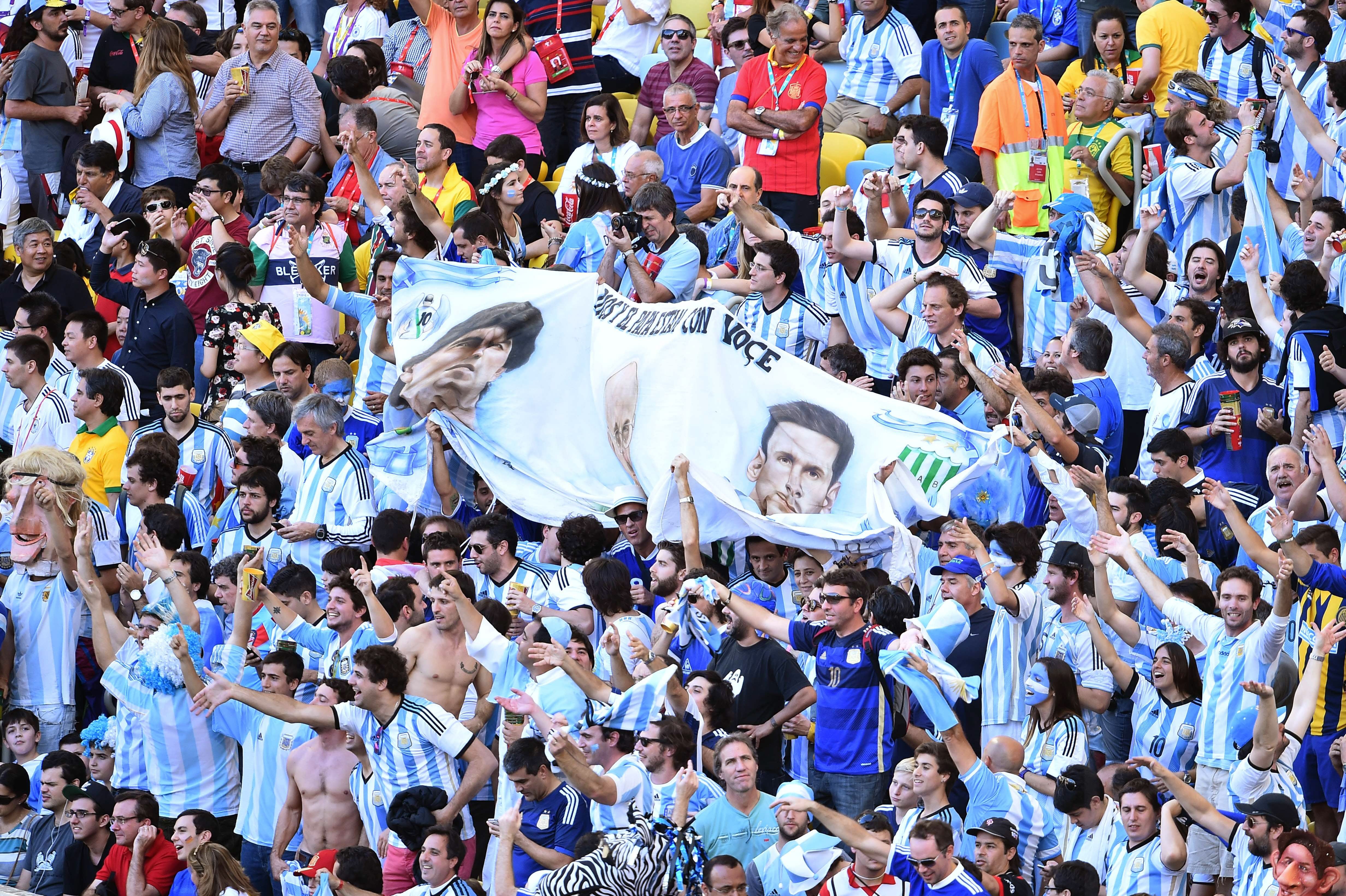 La afición argentina anima a su equipo.