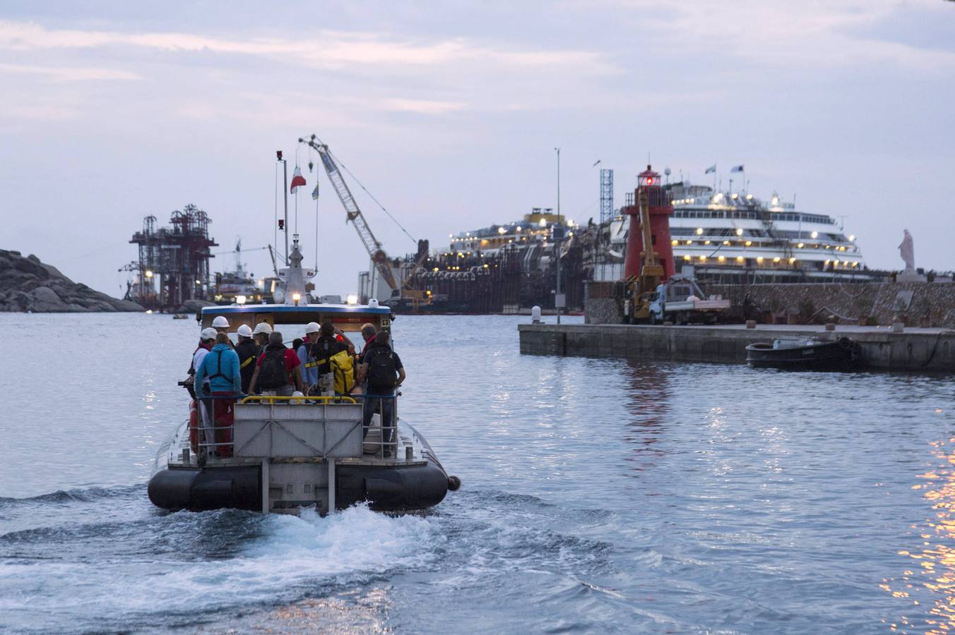 Comienza el reflotamiento del 'Costa Concordia'. Ha comenzado la operación destinada a desencallar, enderezar, reflotar y desguazar el crucero siniestrado.