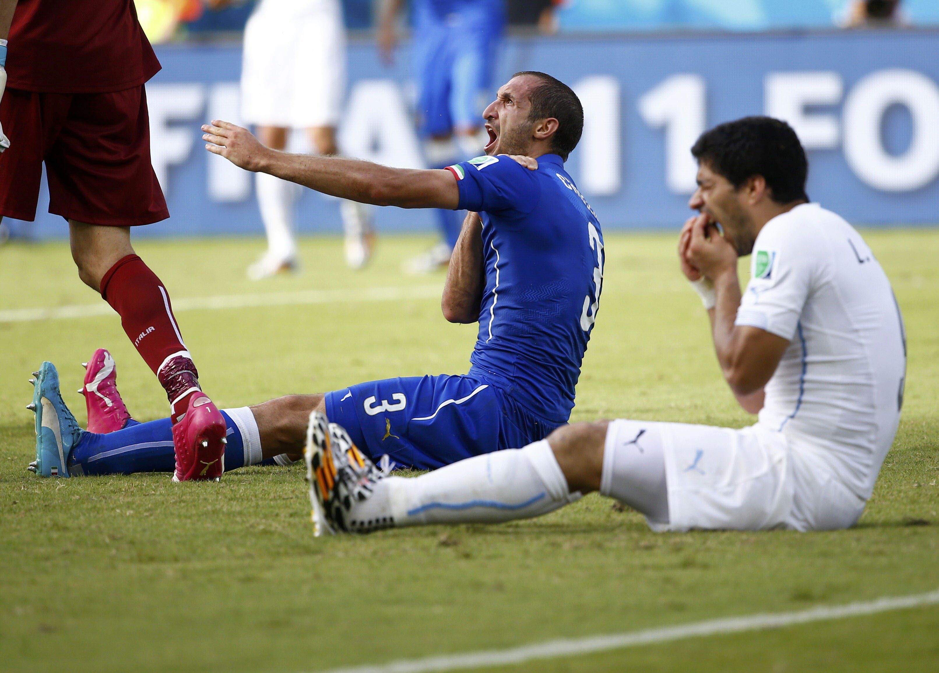 24 junio - "Drácula" Suárez vuelve a morder. Es uno de los sinsentidos del Mundial. De espaldas al árbitro, pero observado por las cámaras de televisión, Luis Suárez muerde el hombro del defensa italiano Giorgio Chiellini. El escándalo es planetario. Twitter es invadido con mensajes de mofa al uruguayo y con 'memes' de la acción. Es el tercer mordisco en la carrera de Suárez, que además niega la dentellada. La FIFA impone un castigo ejemplar: nueve partidos de sanción con su selección y prohibición de cualquier actividad relacionada con el fútbol durante cuatro meses. Uruguay gana a Italia (1-0) y pasa a octavos de final, pero pierde a su estrella y el episodio tragicómico del mordisco desconcentra a los charrúas de tal manera que caen eliminados en la instancia siguiente ante Colombia.