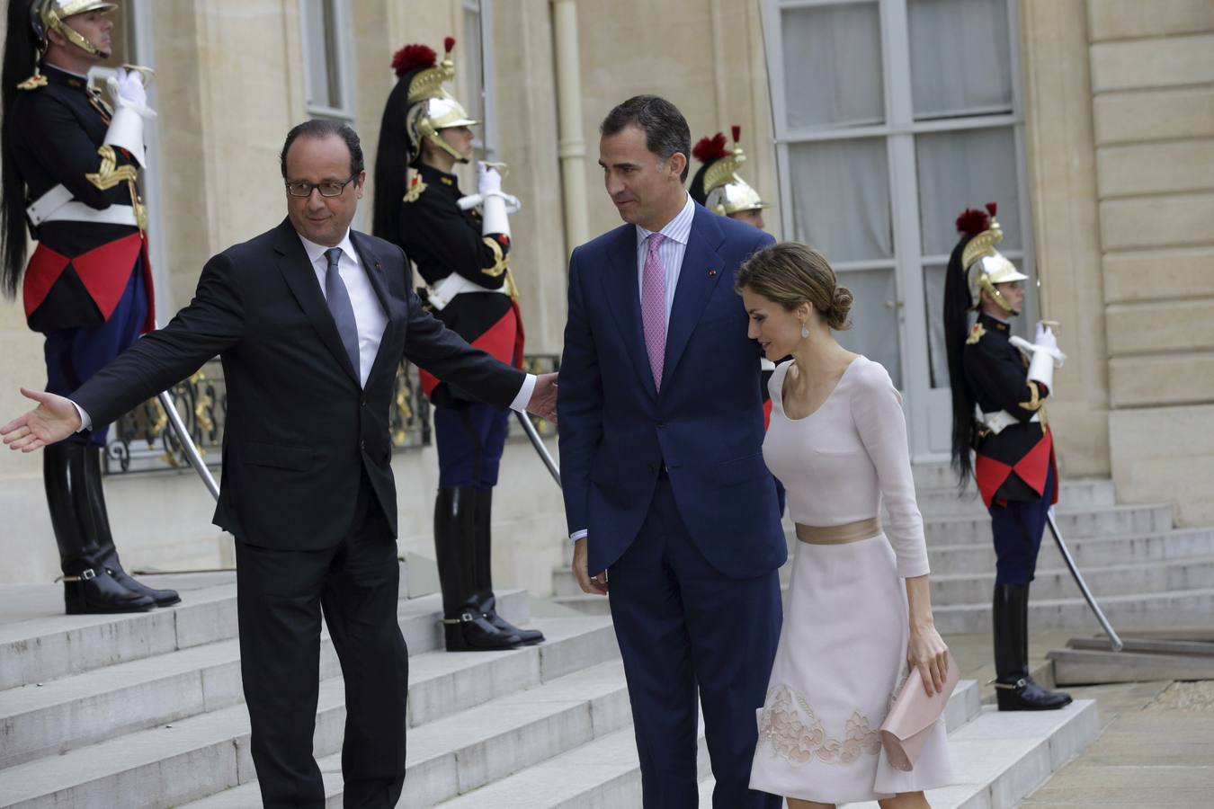 Los Reyes visitan Francia. El rey Felipe VI de España y la reina Letizia han sido recibidos hoy en el Palacio del Elíseo por el presidente francés, François Hollande.