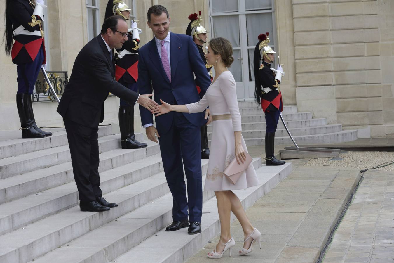 Los Reyes visitan Francia. El rey Felipe VI de España y la reina Letizia han sido recibidos hoy en el Palacio del Elíseo por el presidente francés, François Hollande.