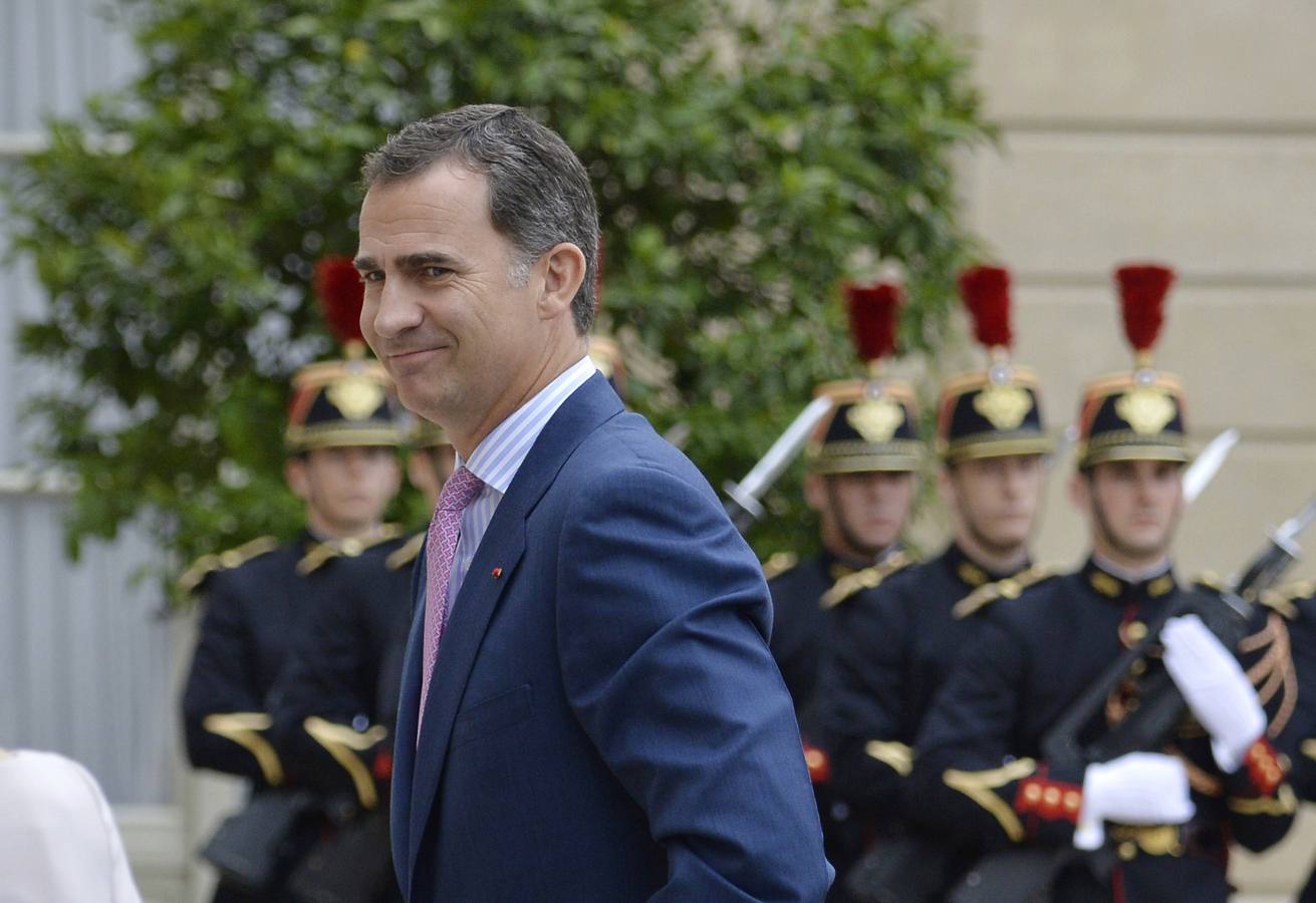 Los Reyes visitan Francia. El rey Felipe VI de España y la reina Letizia han sido recibidos hoy en el Palacio del Elíseo por el presidente francés, François Hollande.