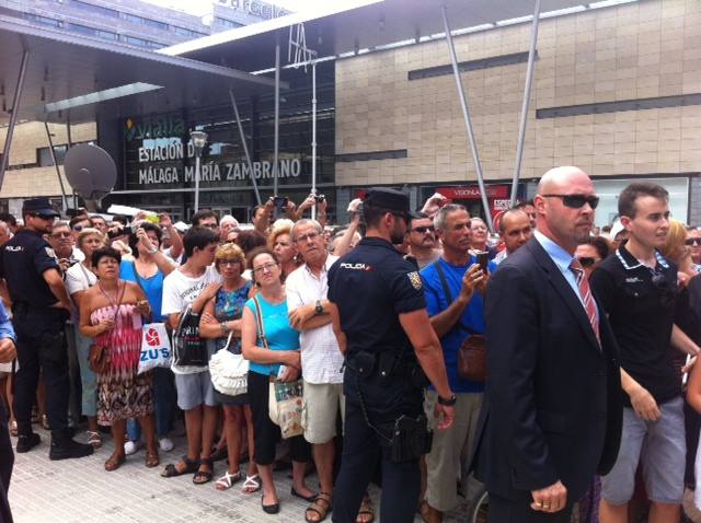 Malagueños hacen cola en las estaciones para subirse al metro.