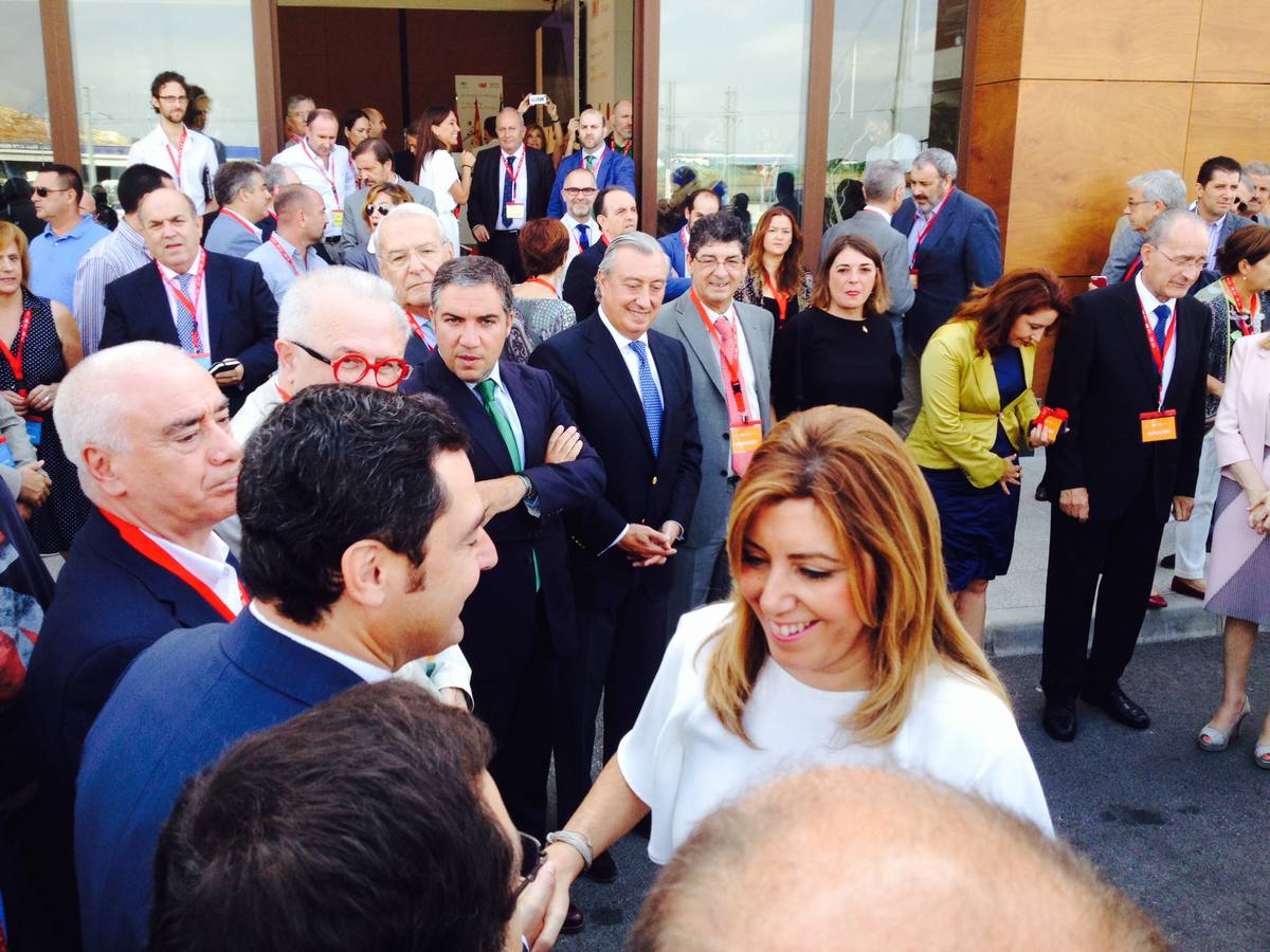 La presidenta de la Junta Susana Díaz saluda a Juan Manel Moreno Bonilla.