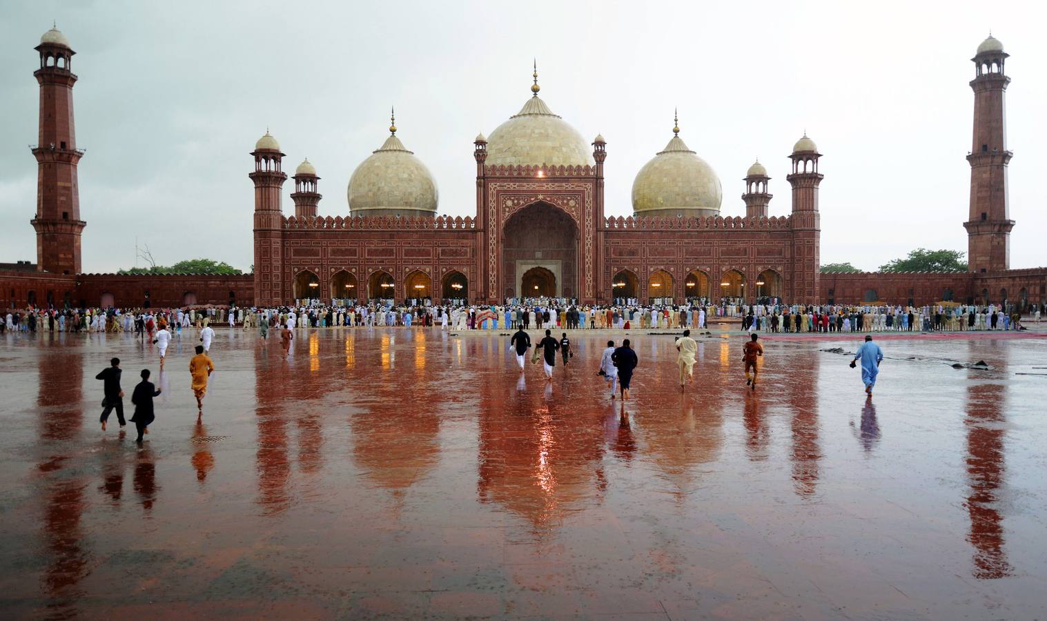 Musulmanes paquistaníes llegan para rezar en el primer día del festival religioso Eid al-Fitr en Lahore. Este celebración marca el final del mes de Ramadán