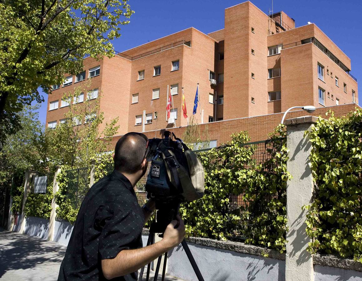 Expectación a las puertas del hospital tras la muerte de Pajares