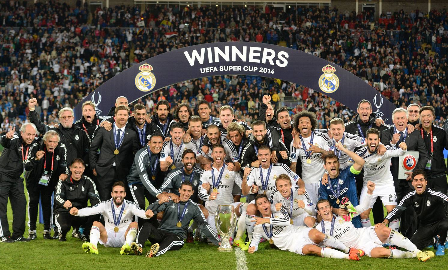 El Real Madrid celebra su primer título de la temporada.