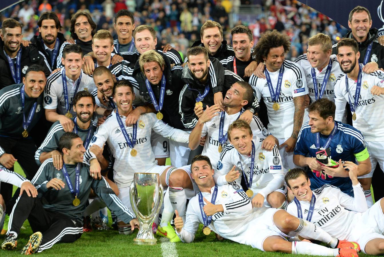 Los jugadores del Real Madrid posan junto a la copa.