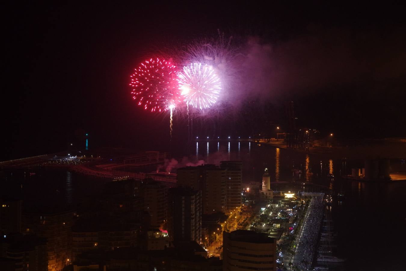 Los fuegos artificiales marcan el inicio de la Feria de Málaga