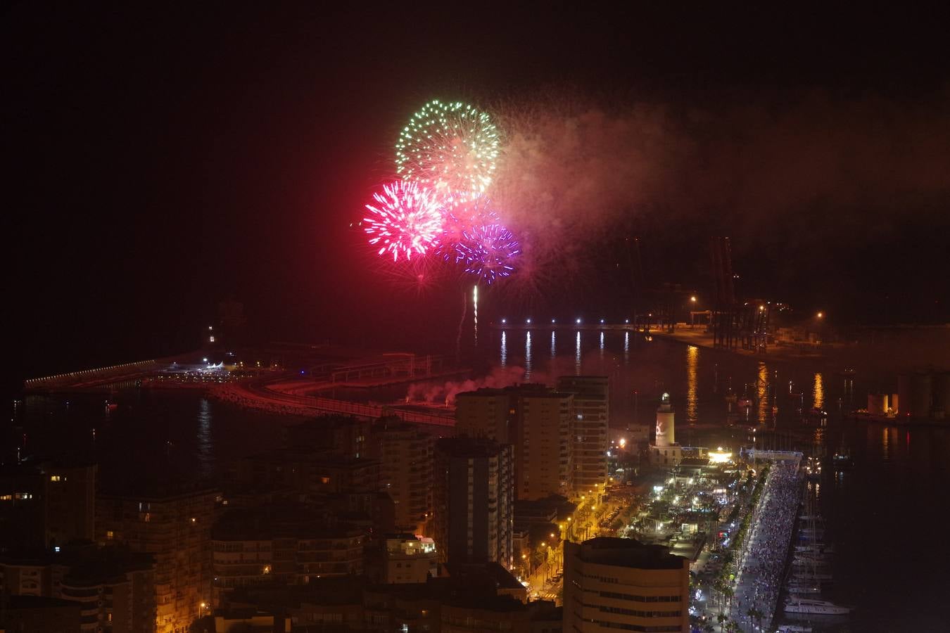 Los fuegos artificiales marcan el inicio de la Feria de Málaga