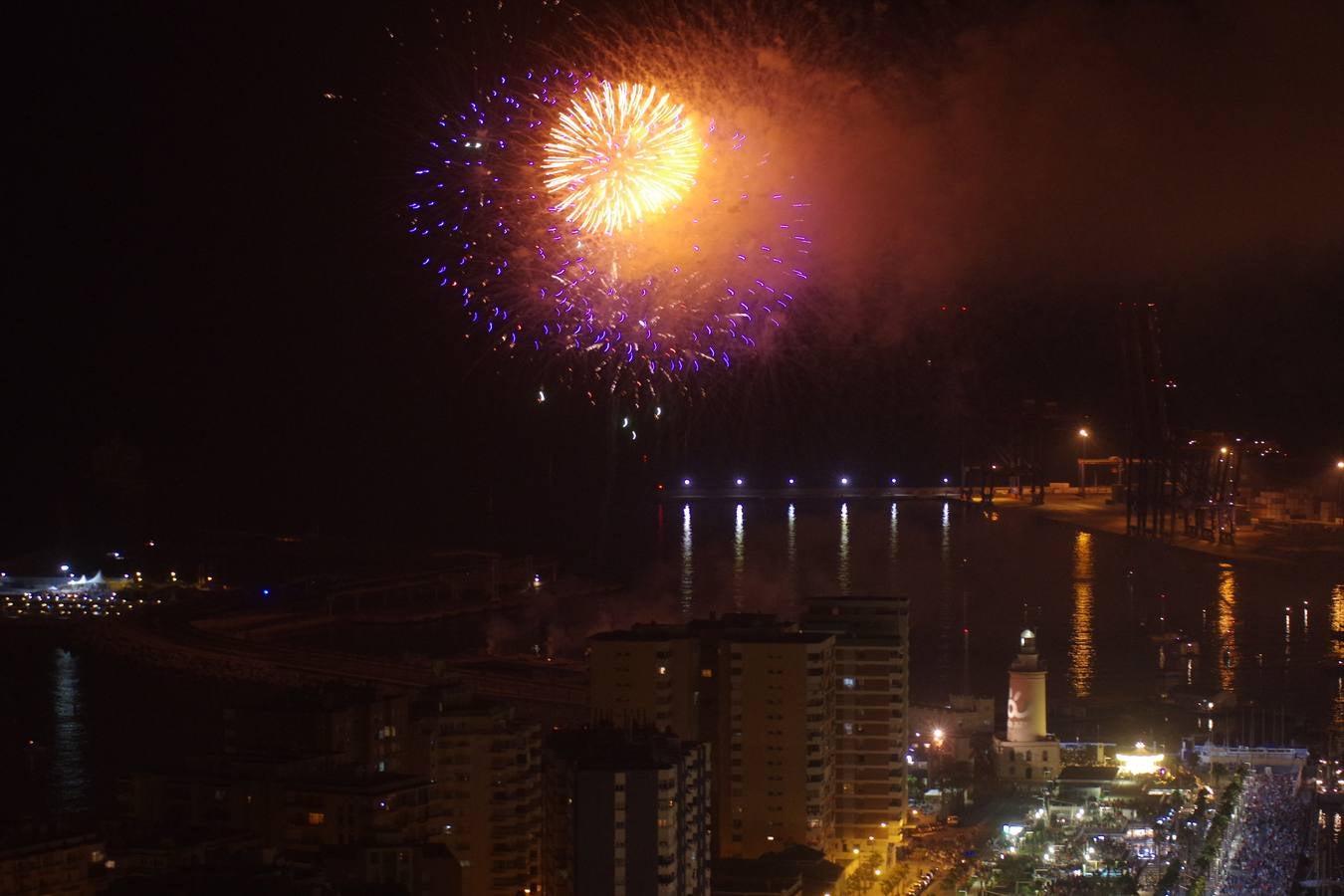 Los fuegos artificiales marcan el inicio de la Feria de Málaga