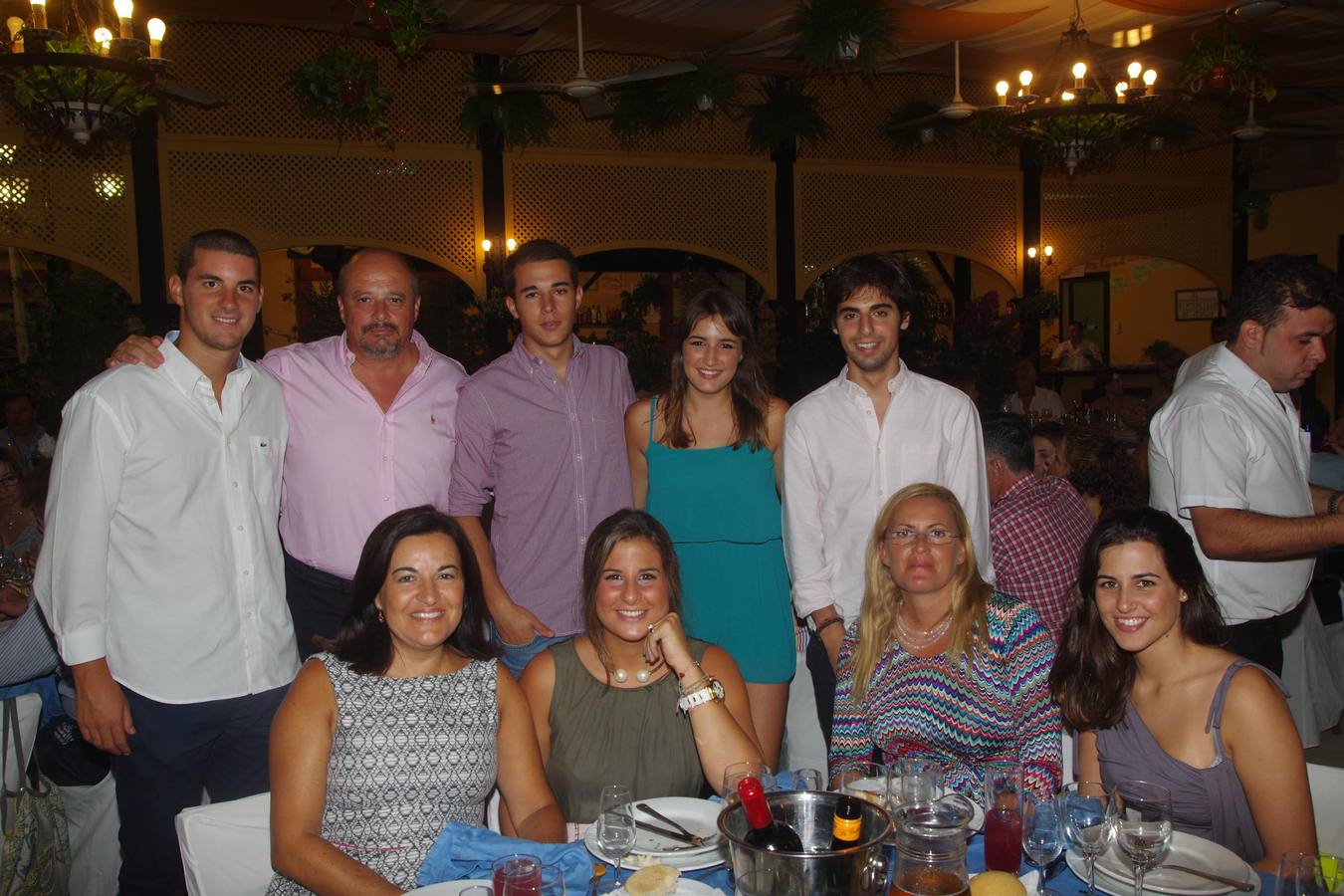 Familias de Hoyos, Ruiz y Navarro.