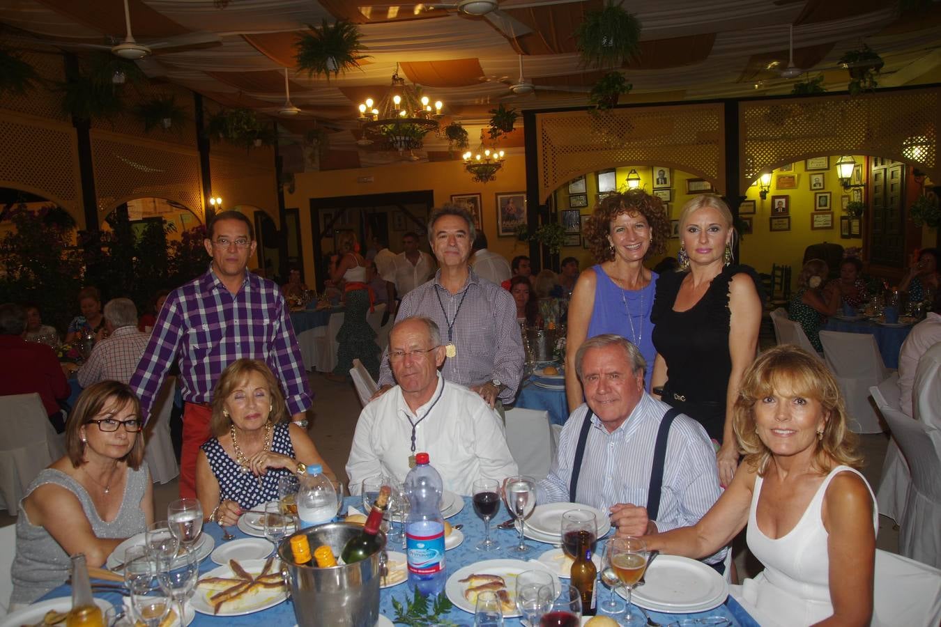 Grupo de amigos de El Portón con José Cano y Carolina López durante la primera noche de feria en el real.