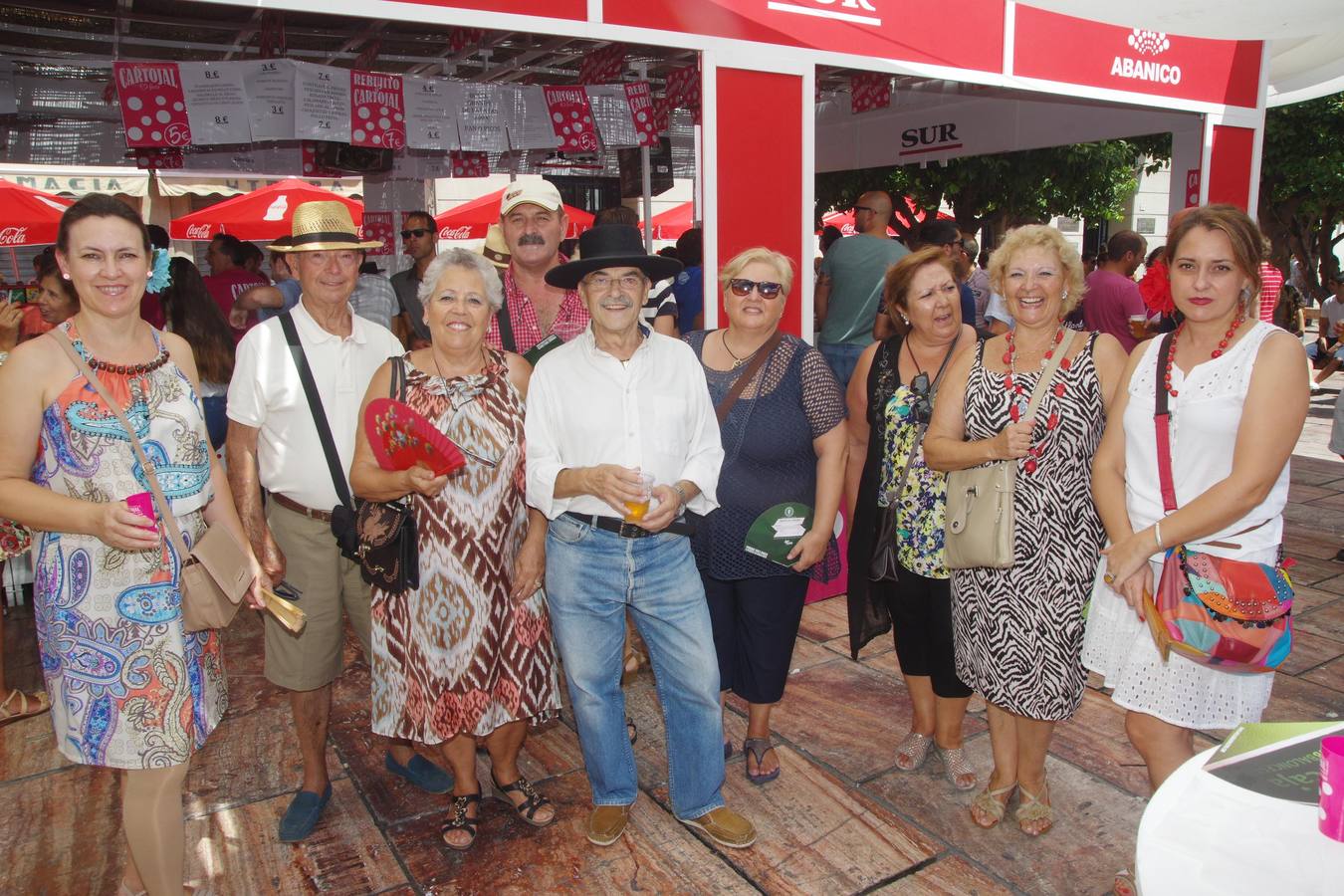 Un grupo de malagueños y cordobeses en la caseta Abanico.