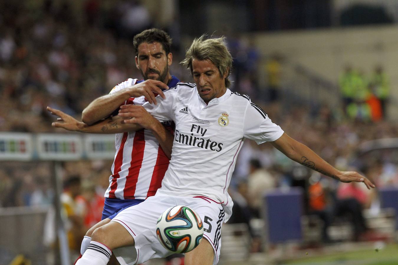 Coentrao pelea un balón con Raúl García.