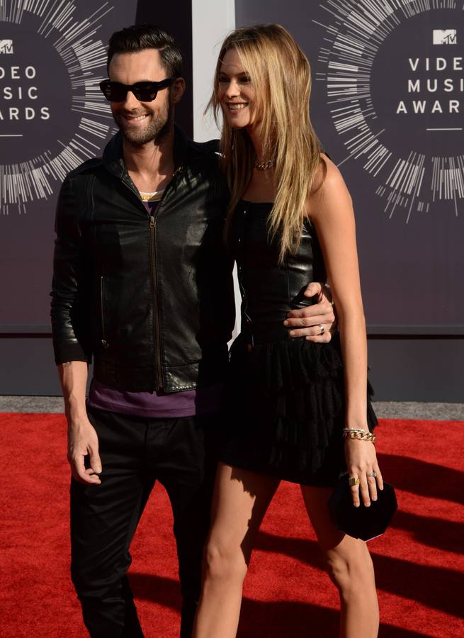 El cantante Adam Levine y la modelo Behati Prinsloo, a su llegada a la gala.