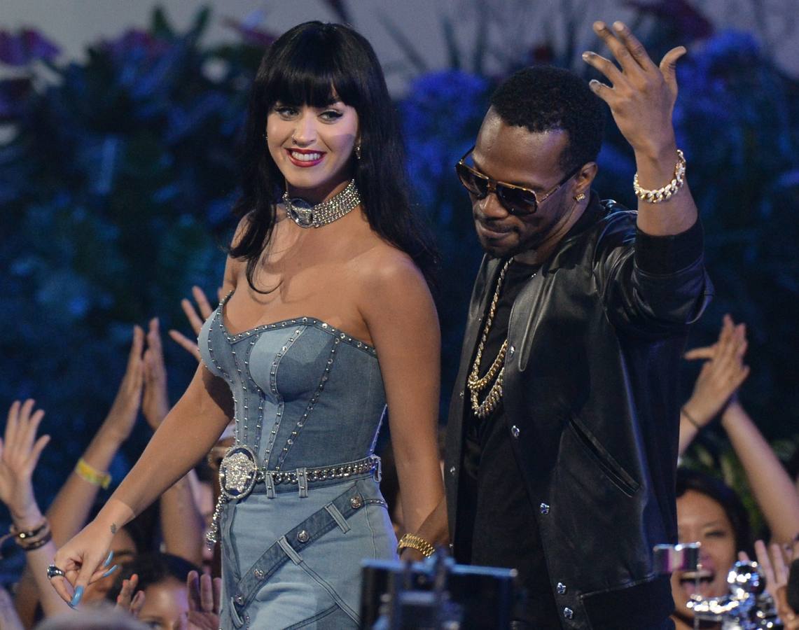 Katy Perry y Juicy J., en un momento de la gala.