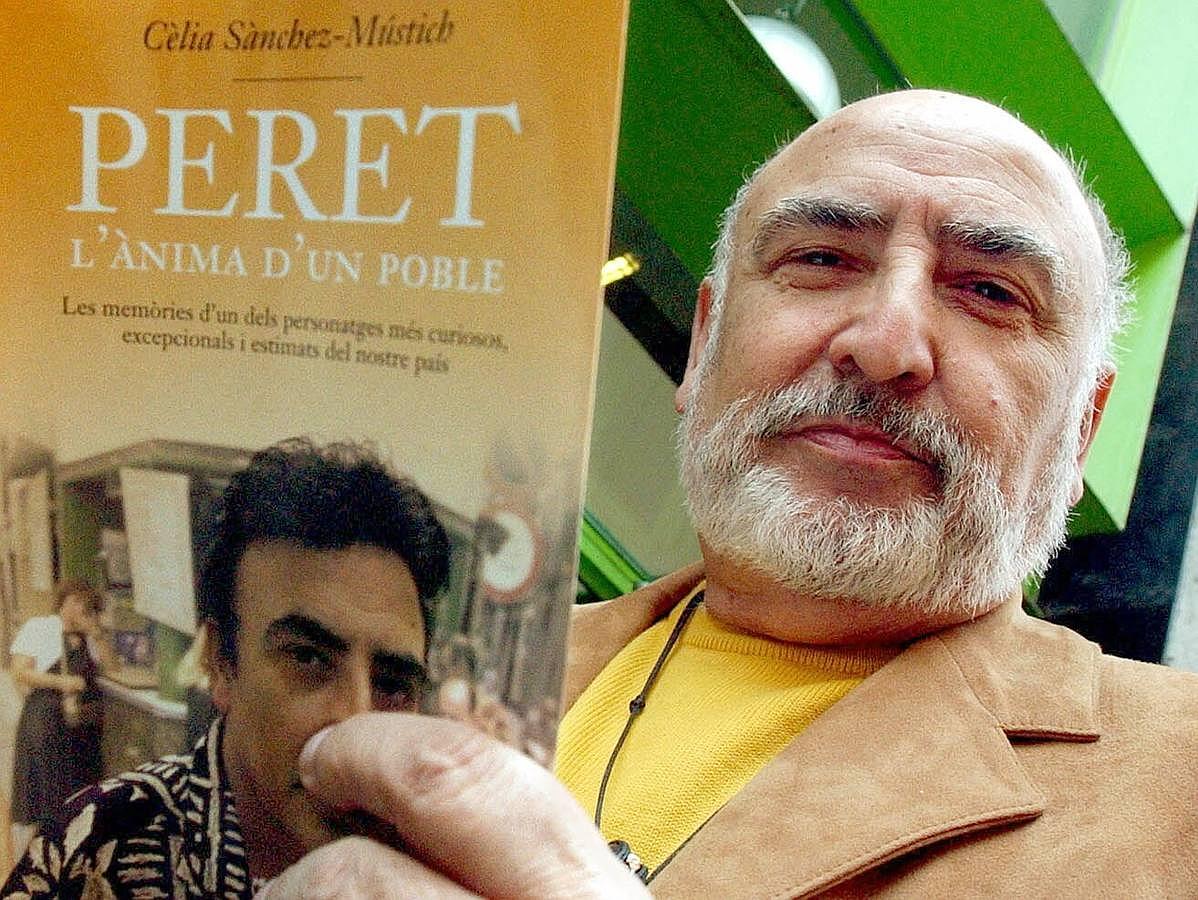 El cantante de rumba Pedro Pubill Calaf sujeta el libro 'Peret, el alma de un pueblo', escrito por Celia Sánchez-Mústich