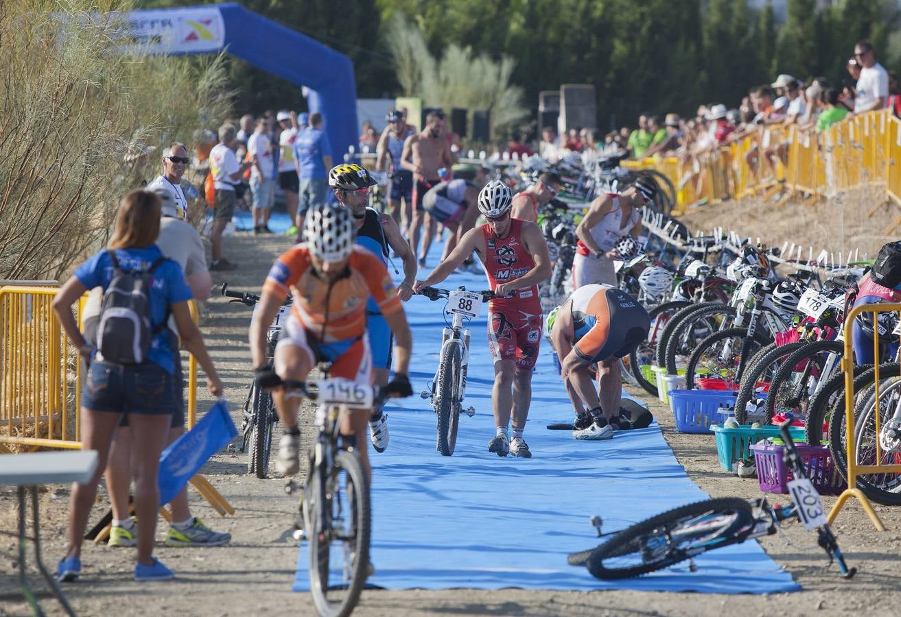 Las mejores imágenes del triatlón cross Xterra de La Viñuela-Costa del Sol