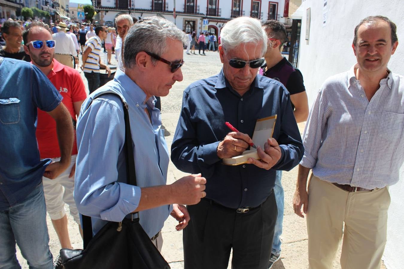Mario Vargas Llosa firma un autógrafo a un admirador.