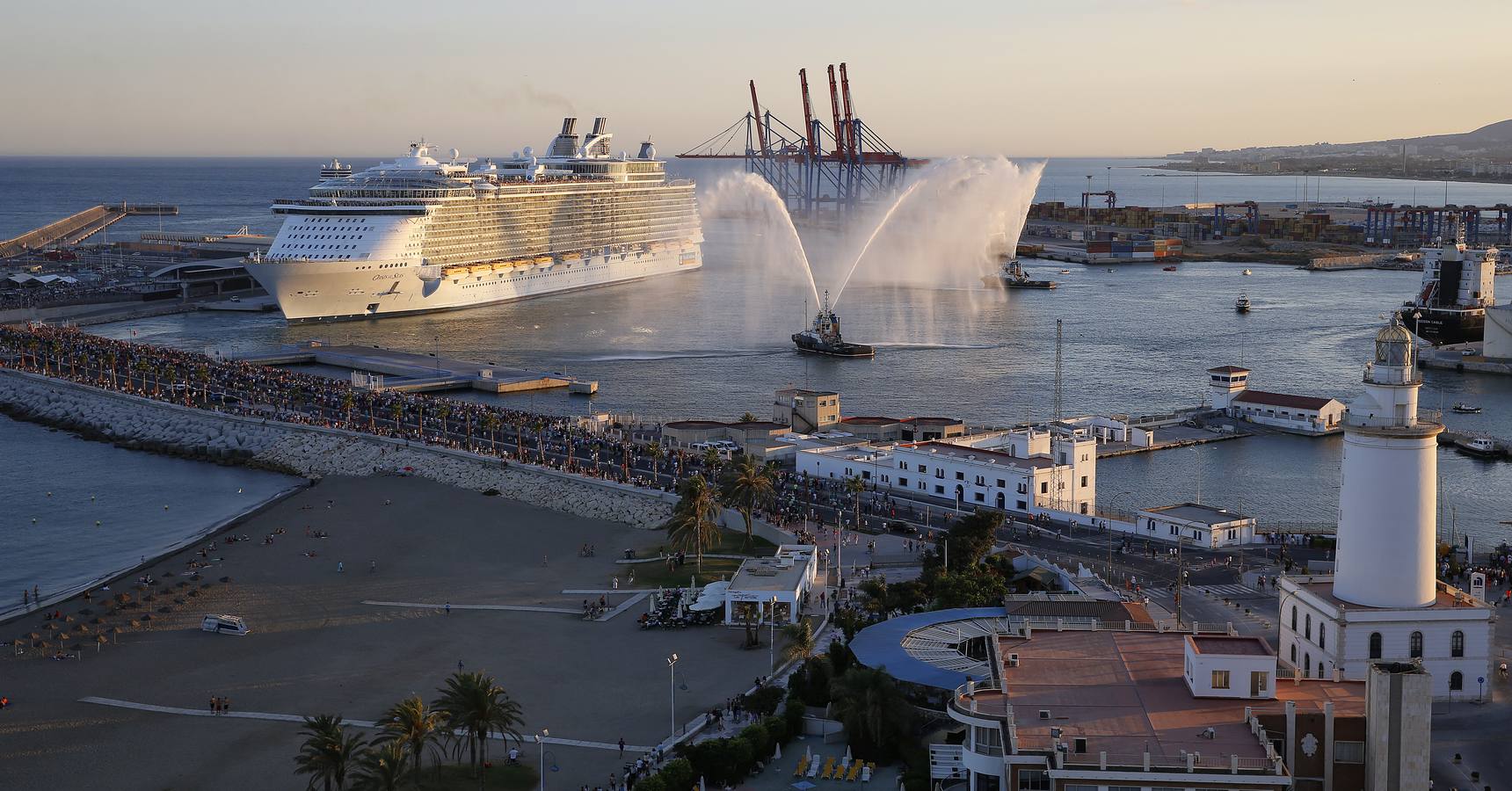 El crucero más grande del mundo, el 'Oasis of the Seas', llega a Málaga.