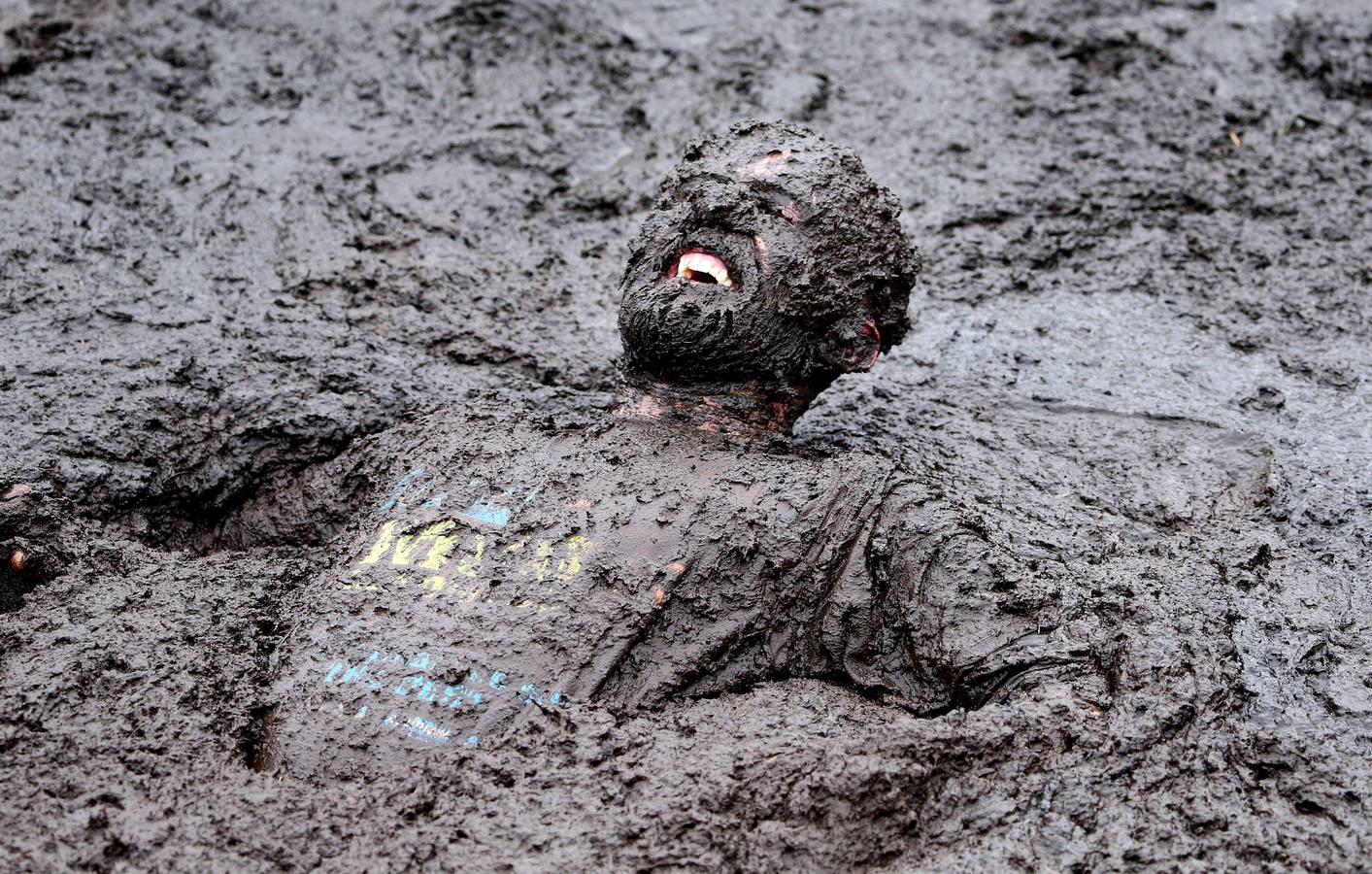 Carrera entre lodo. Uno de los competidores en la carrera solidaria Mud Madness, que se ha celebrado entre lodo en Portadown (Irlanda del Norte)