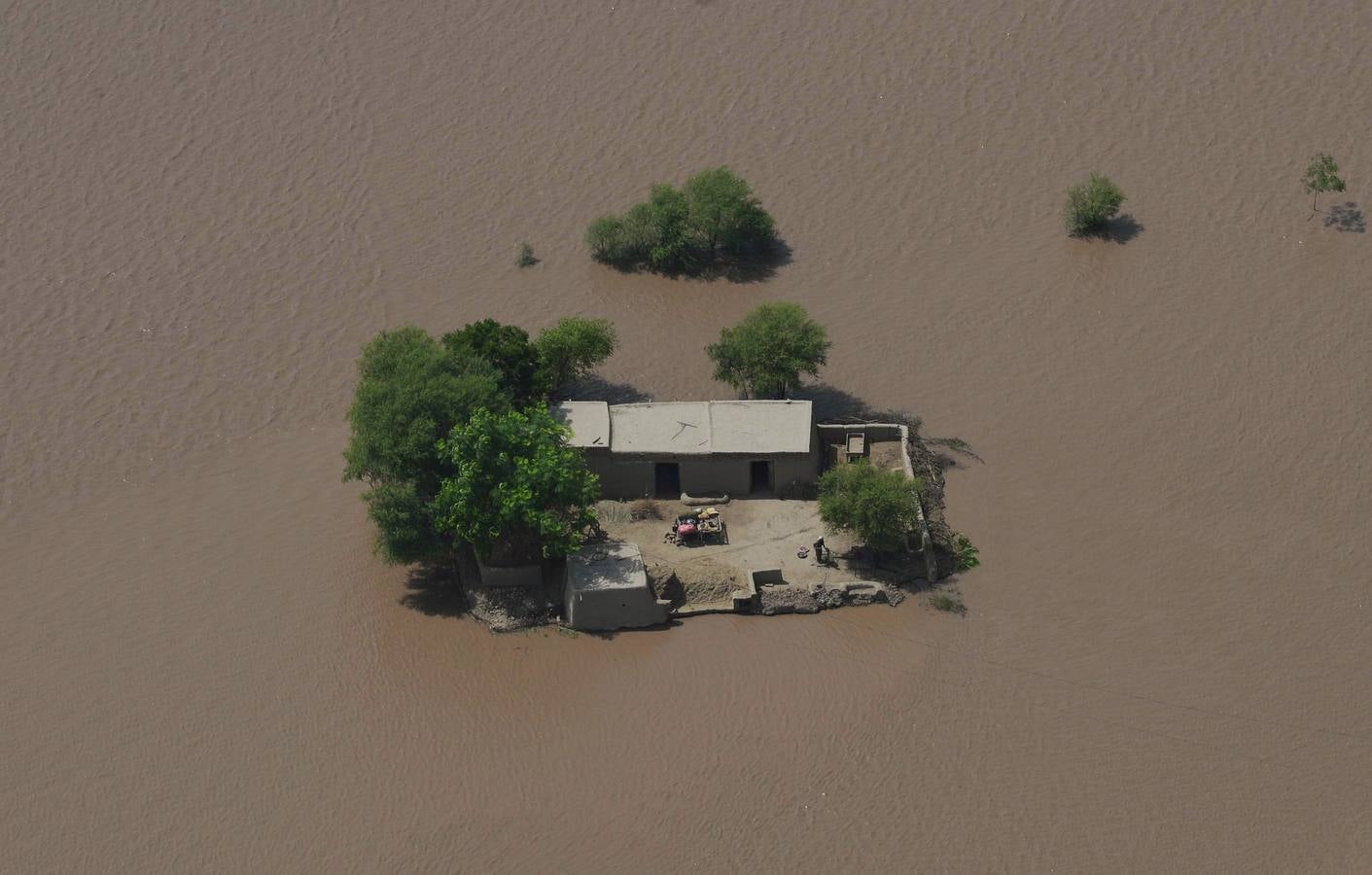 Aislados en Pakistán. Las fuertes lluvias e inundaciones en Pakistán han dejado escenas como esta, con edificios completamente aislados