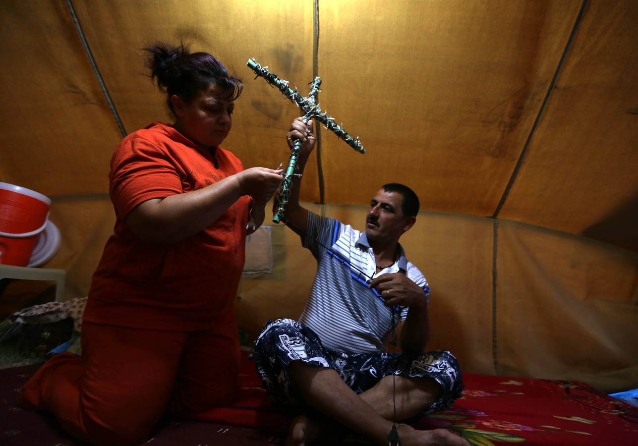Fiesta cristiana. Cristianos iraquíes decoran una cruz con luces con motivo de la fiesta de la Santa Cruz, que conmemora que Jesús fue crucificado por el emperador bizantino Heraclio