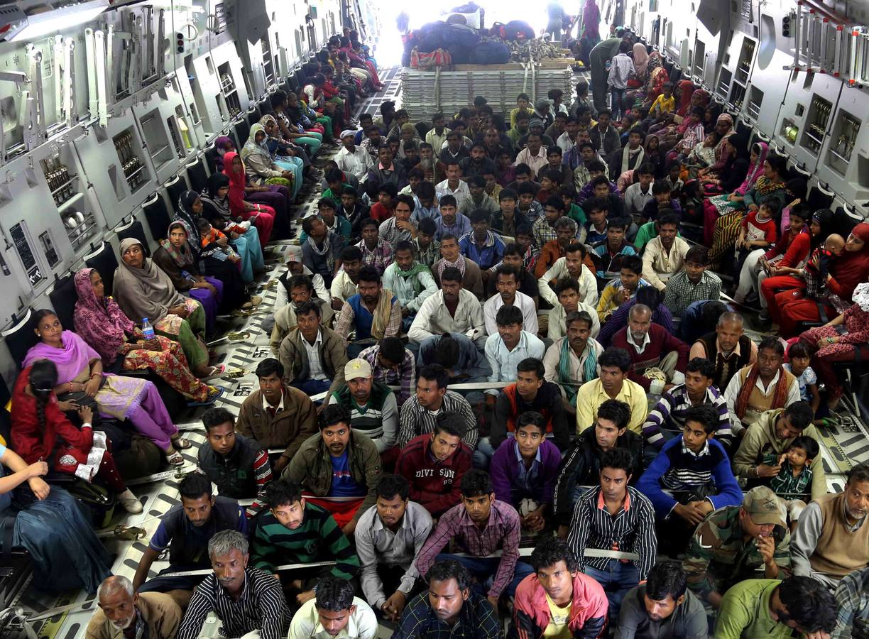 Masiva evacuación. Cientos de ciudadanos indios han sido evacuados a bordo de un Air Force como consecuencia de las fuertes inundaciones